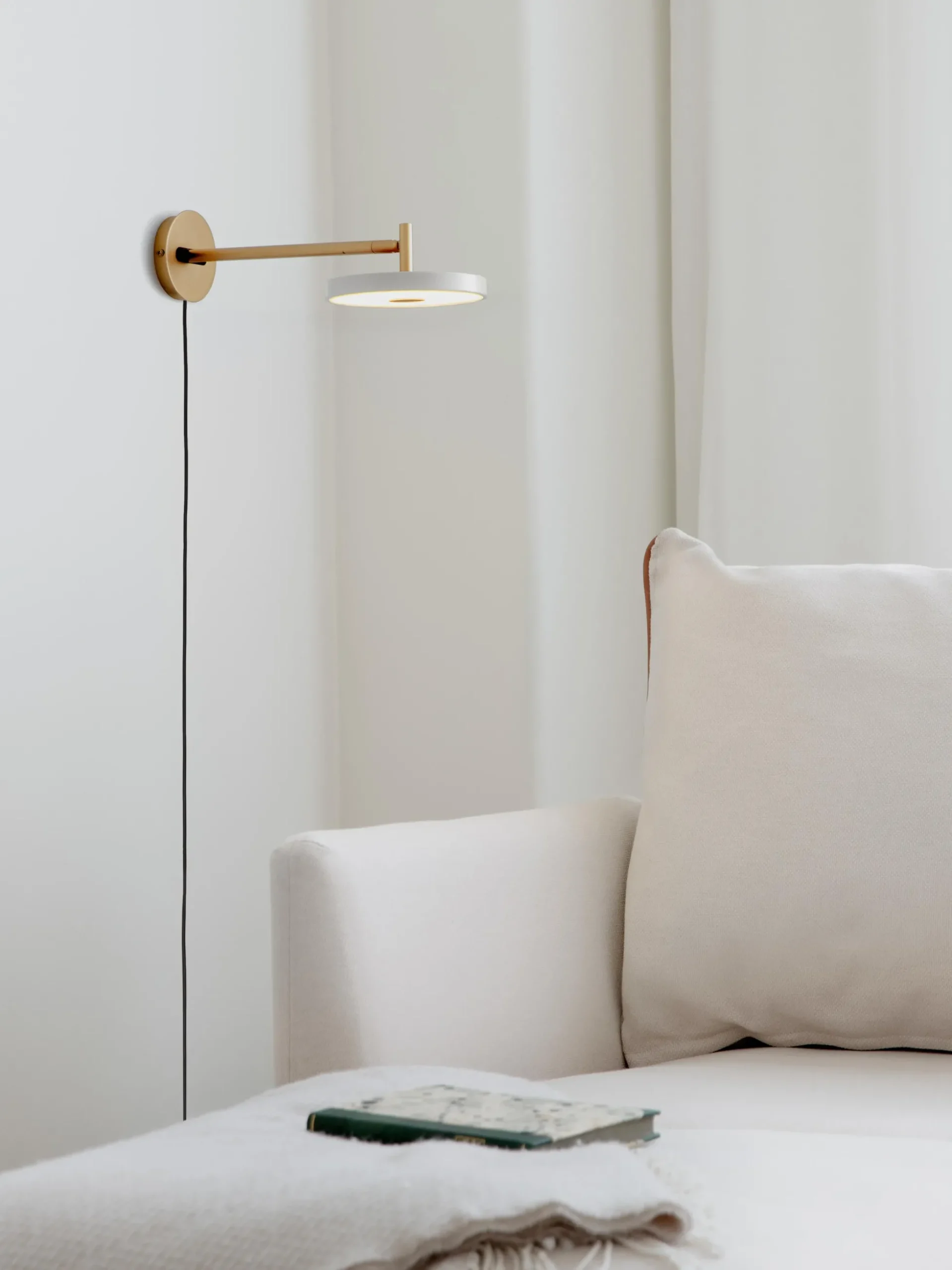 Applique grande orientabile a LED con luce regolabile e spina Asteria