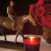 Candela profumata Holiday (pino, ribes rosso, ginepro)