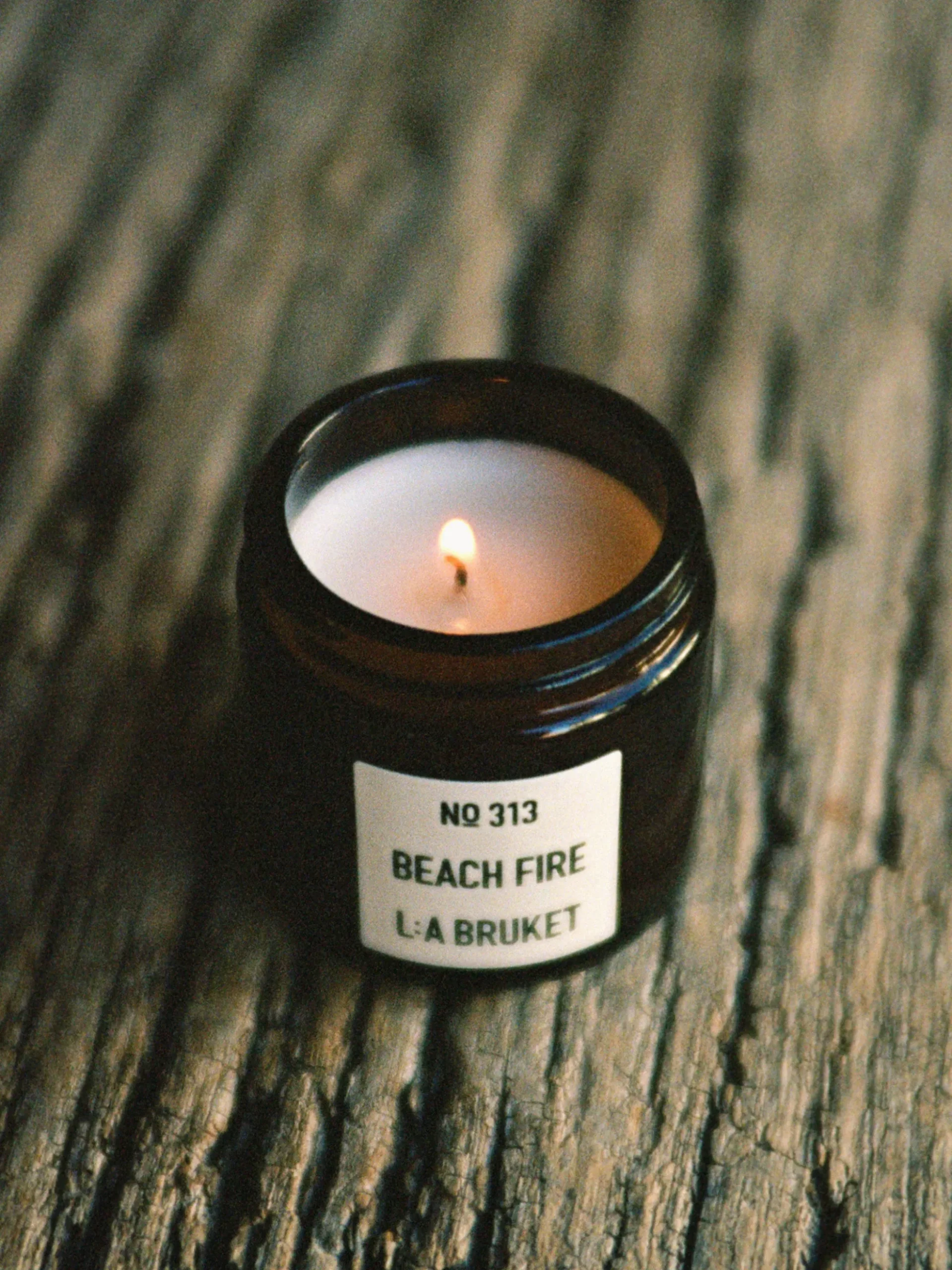 Candela profumata Beach Fire (legno di gaïac, legno affumicato)
