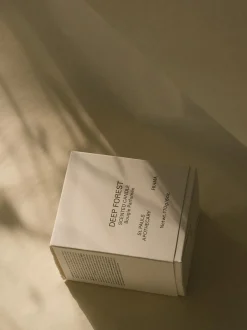 Candela profumata Deep Forest (arancio, rosa bianca, legno di cedro e patchouli)