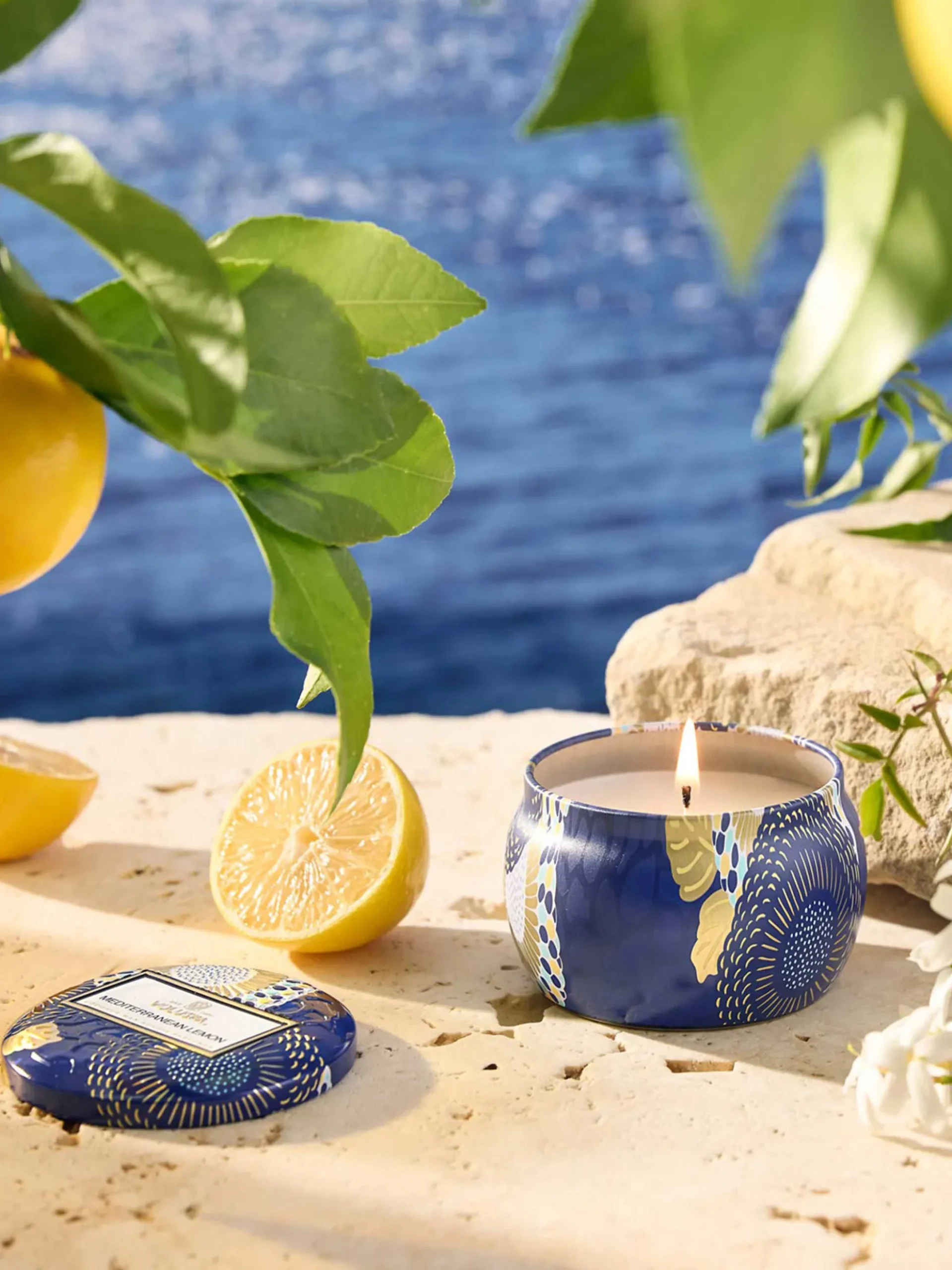 Candela profumata fatta a mano Mediterranean Lemon (limone, bergamotto, gelsomino e ambra solare)