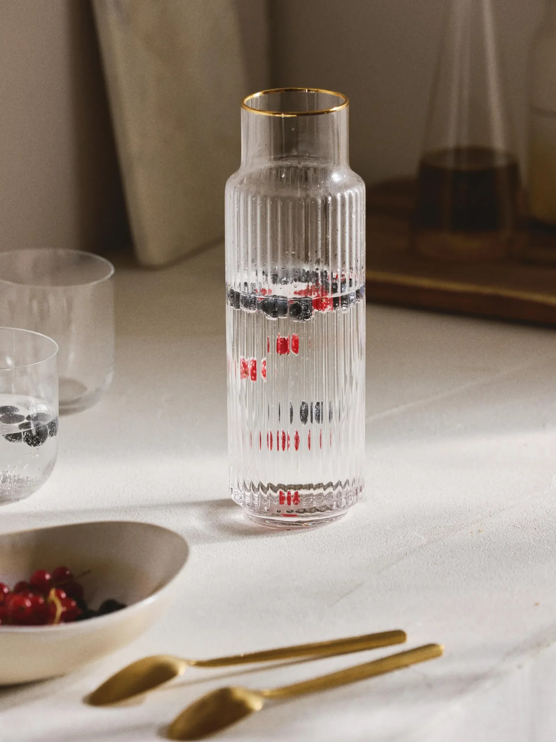 Caraffa in vetro soffiato con bordo dorato Aleo, 1 L