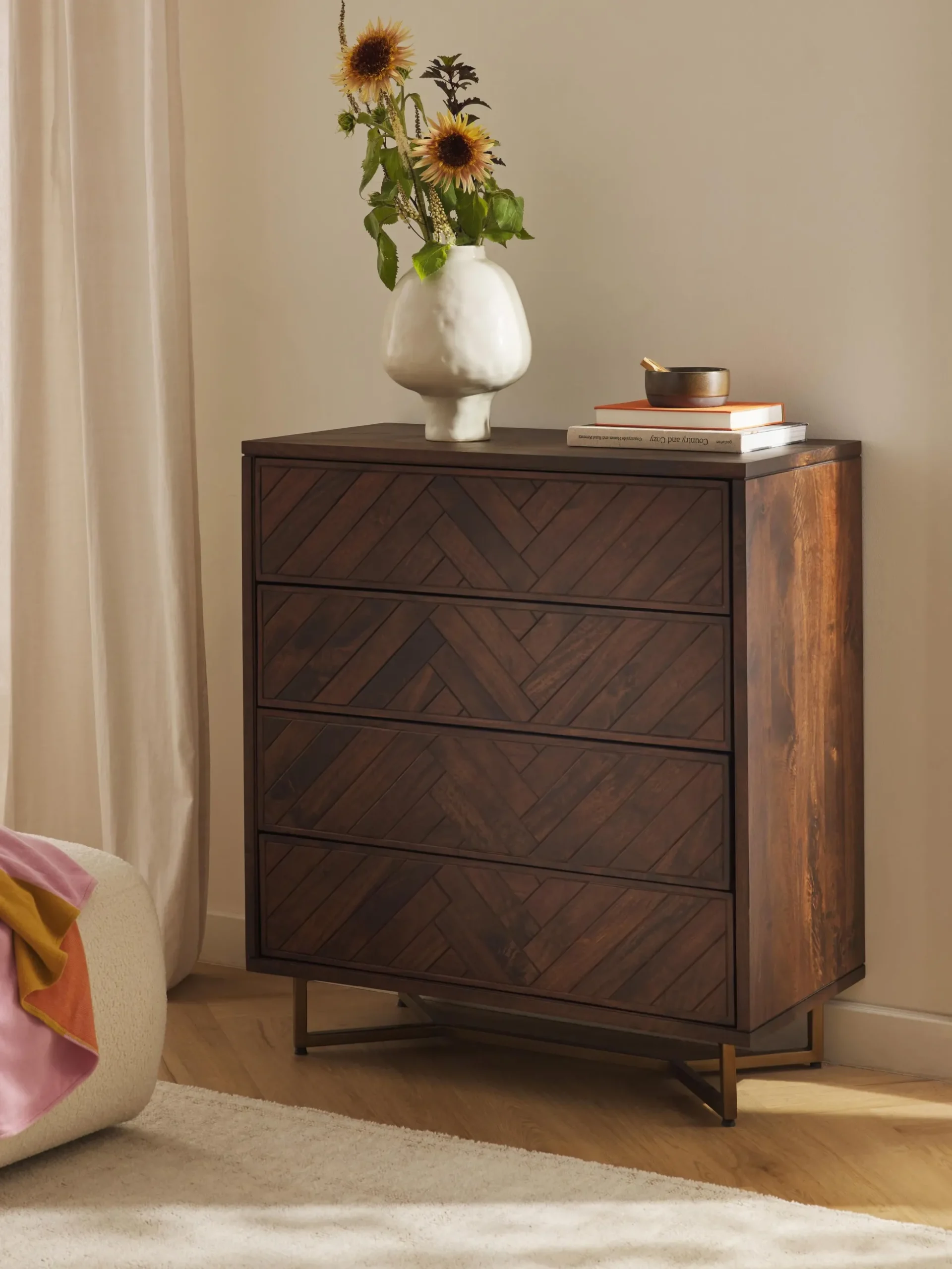 Cassettiera in legno di mango con motivo spina di pesce Luca