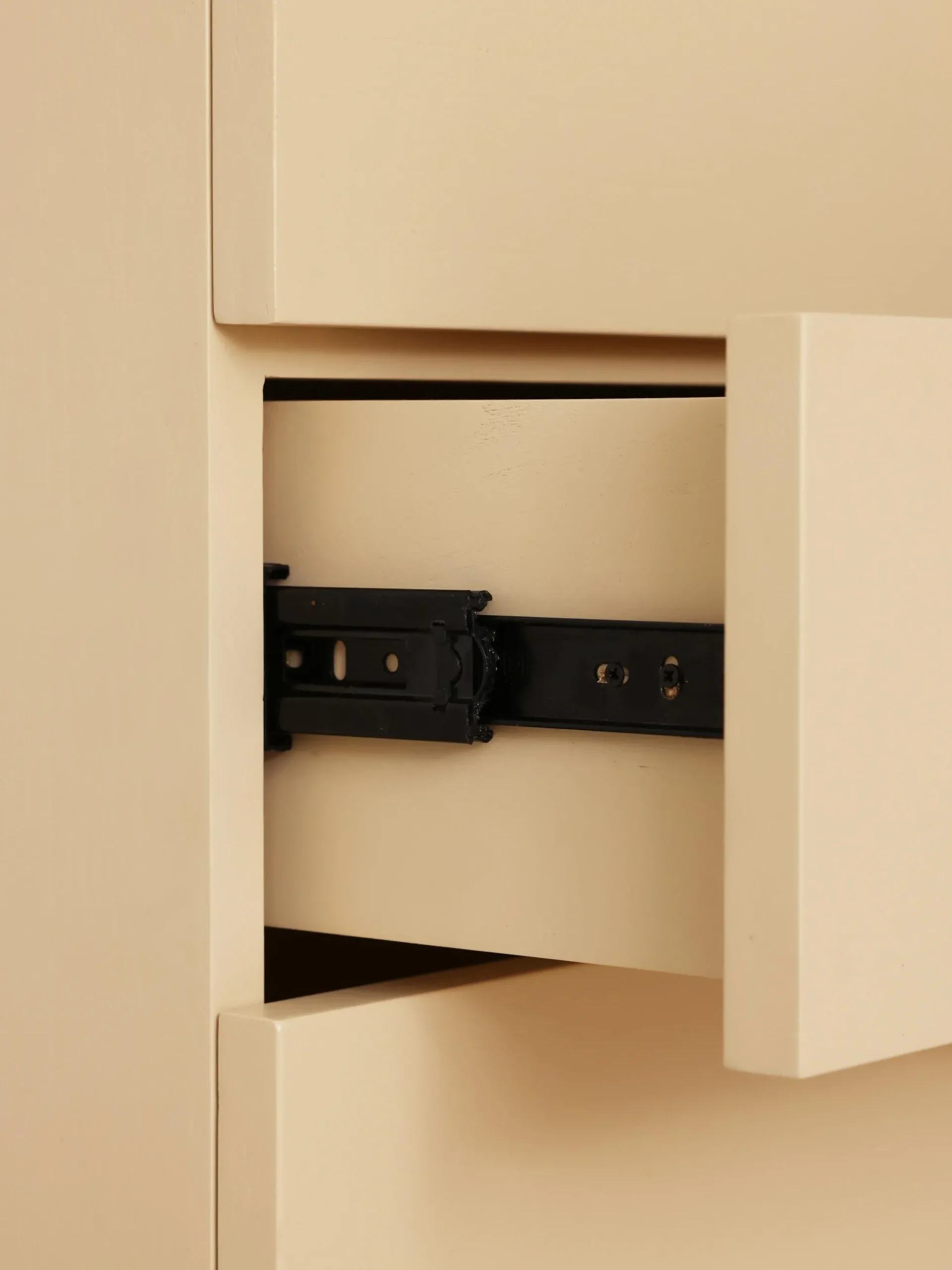 Cassettiera in legno Sungkai fatta a mano Spacious