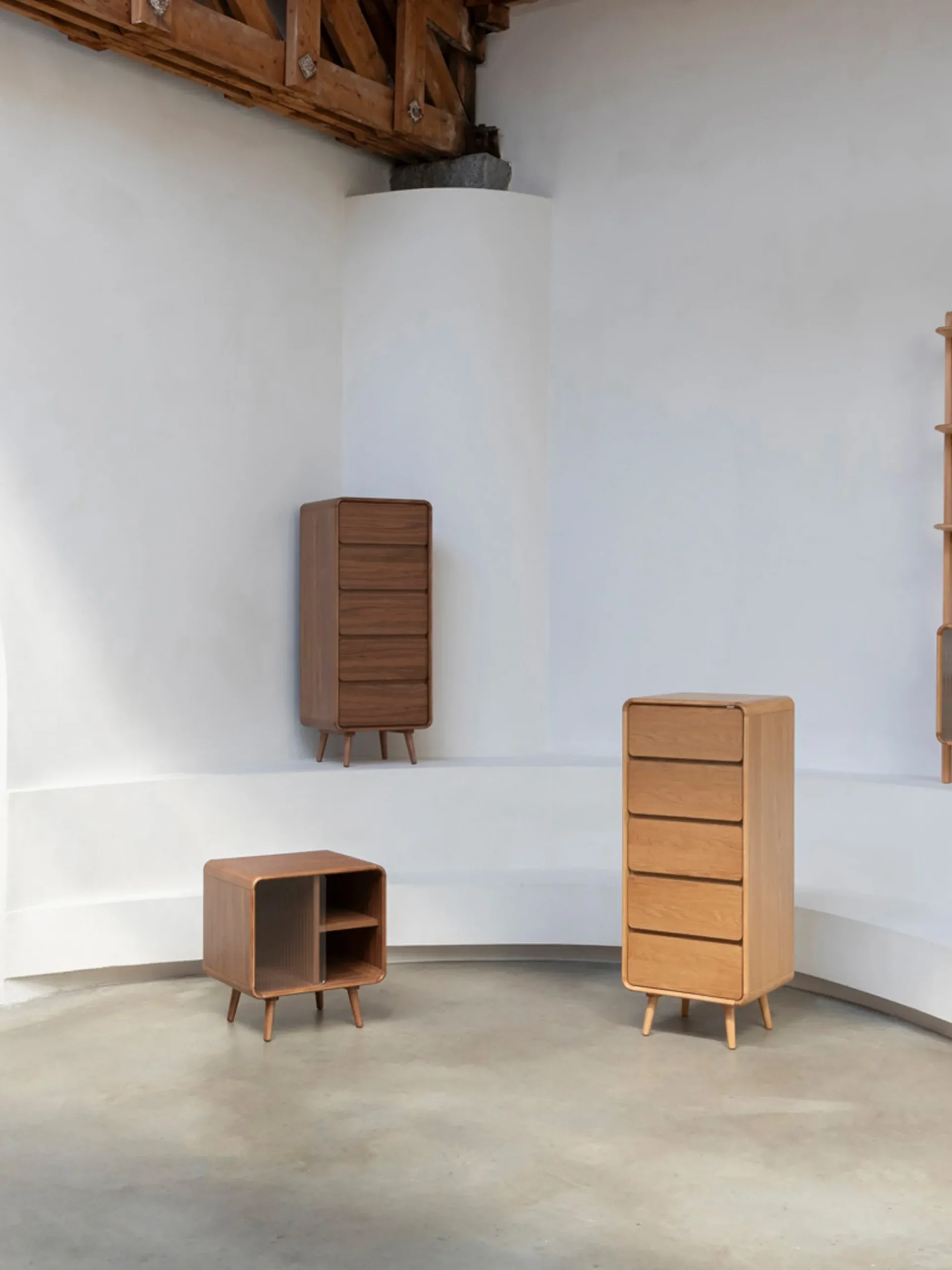 Cassettiera in legno di frassino Rise
