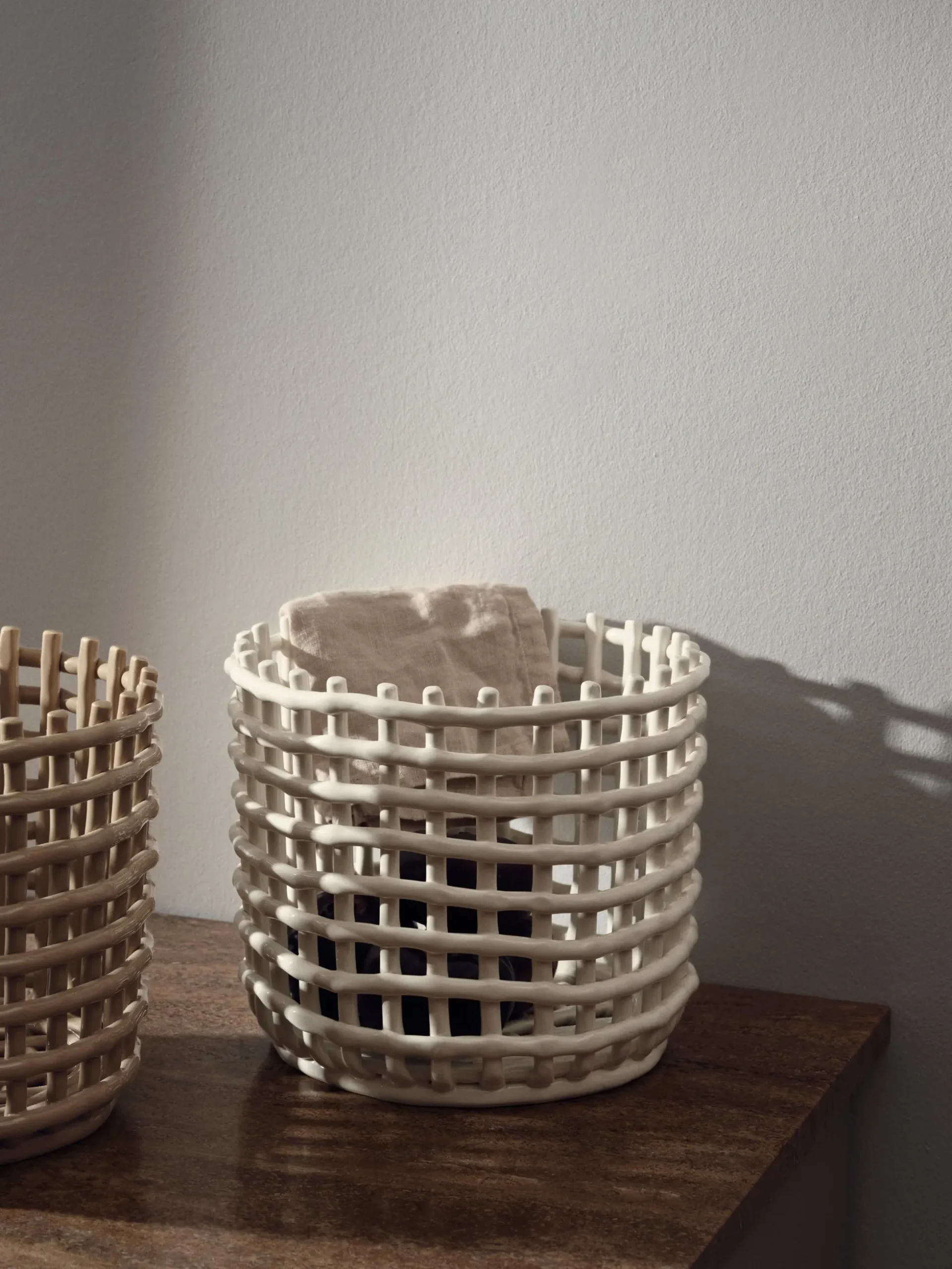 Cestino in ceramica fatto a mano Nalan, alt. 21 cm