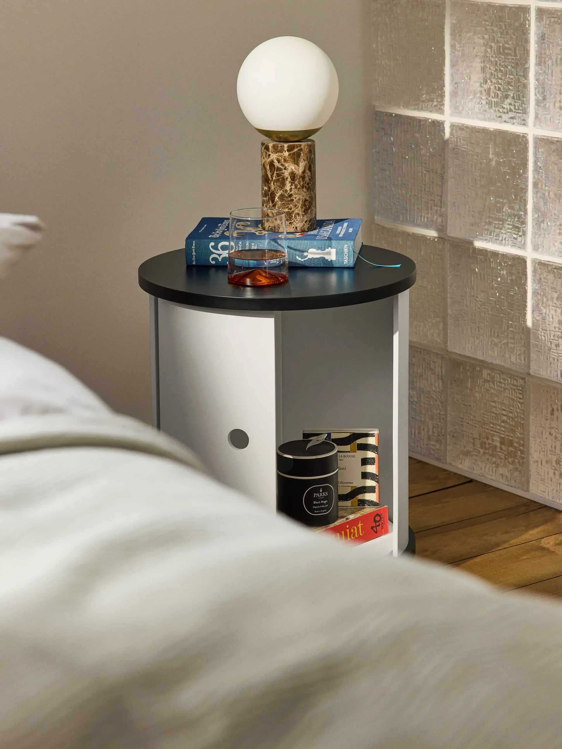 Comodino con anta scorrevole Svea
