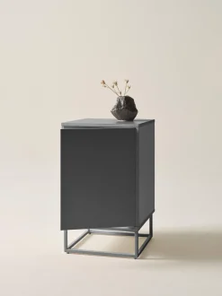 Comodino in legno con anta Lyckeby