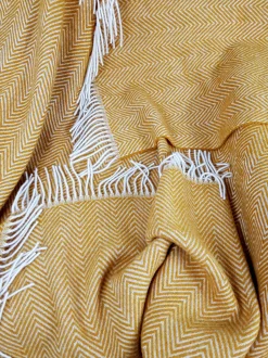 Coperta in lana con motivo a spina di pesce e frange Tyrol
