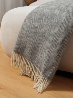 Coperta in lana con motivo a spina di pesce e frange Tyrol