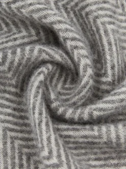 Coperta in lana con motivo a spina di pesce e frange Tyrol
