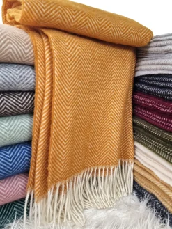 Coperta in lana con motivo a spina di pesce e frange Tyrol