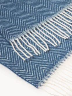 Coperta in lana con motivo a spina di pesce e frange Tyrol