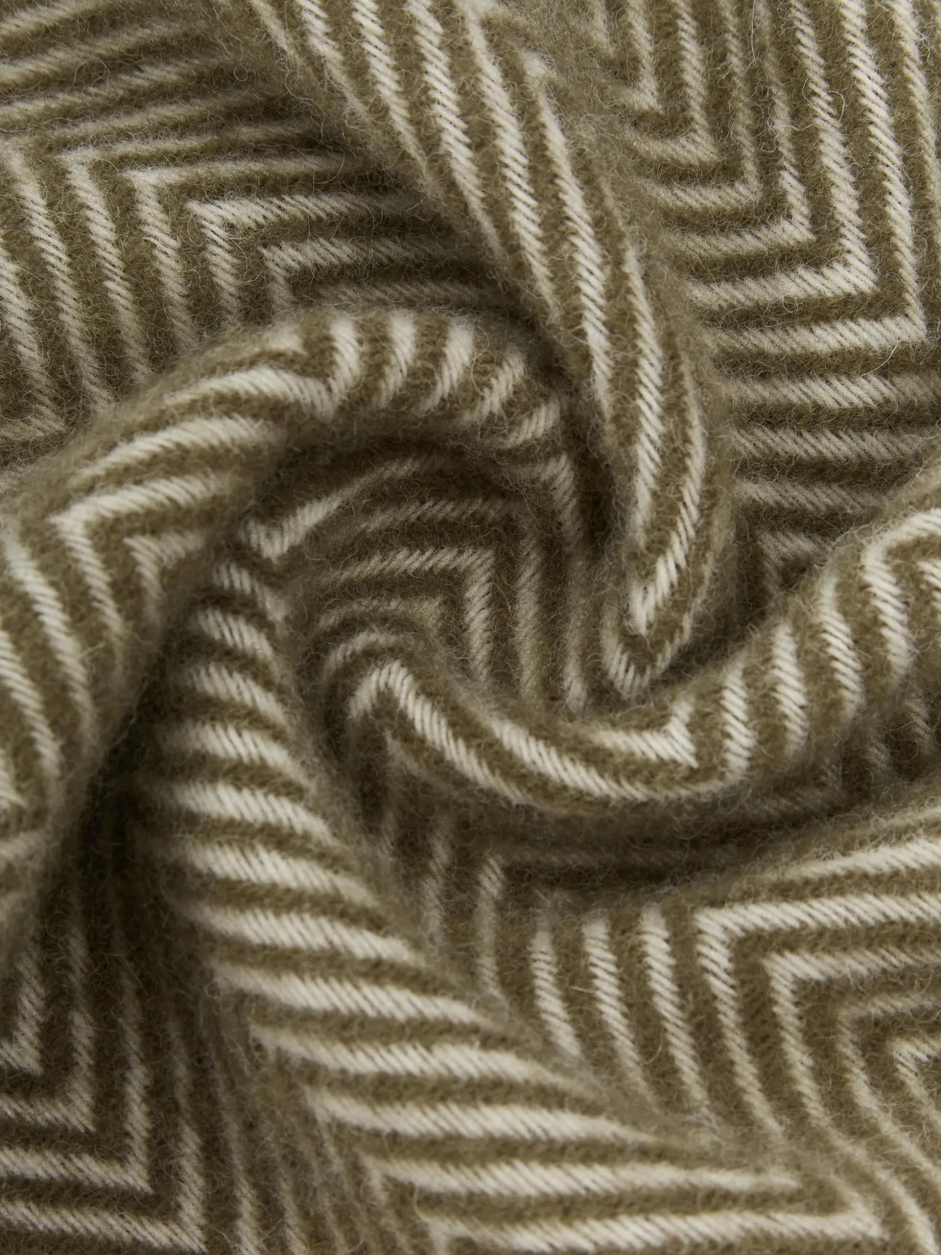 Coperta in lana con motivo a spina di pesce e frange Tyrol