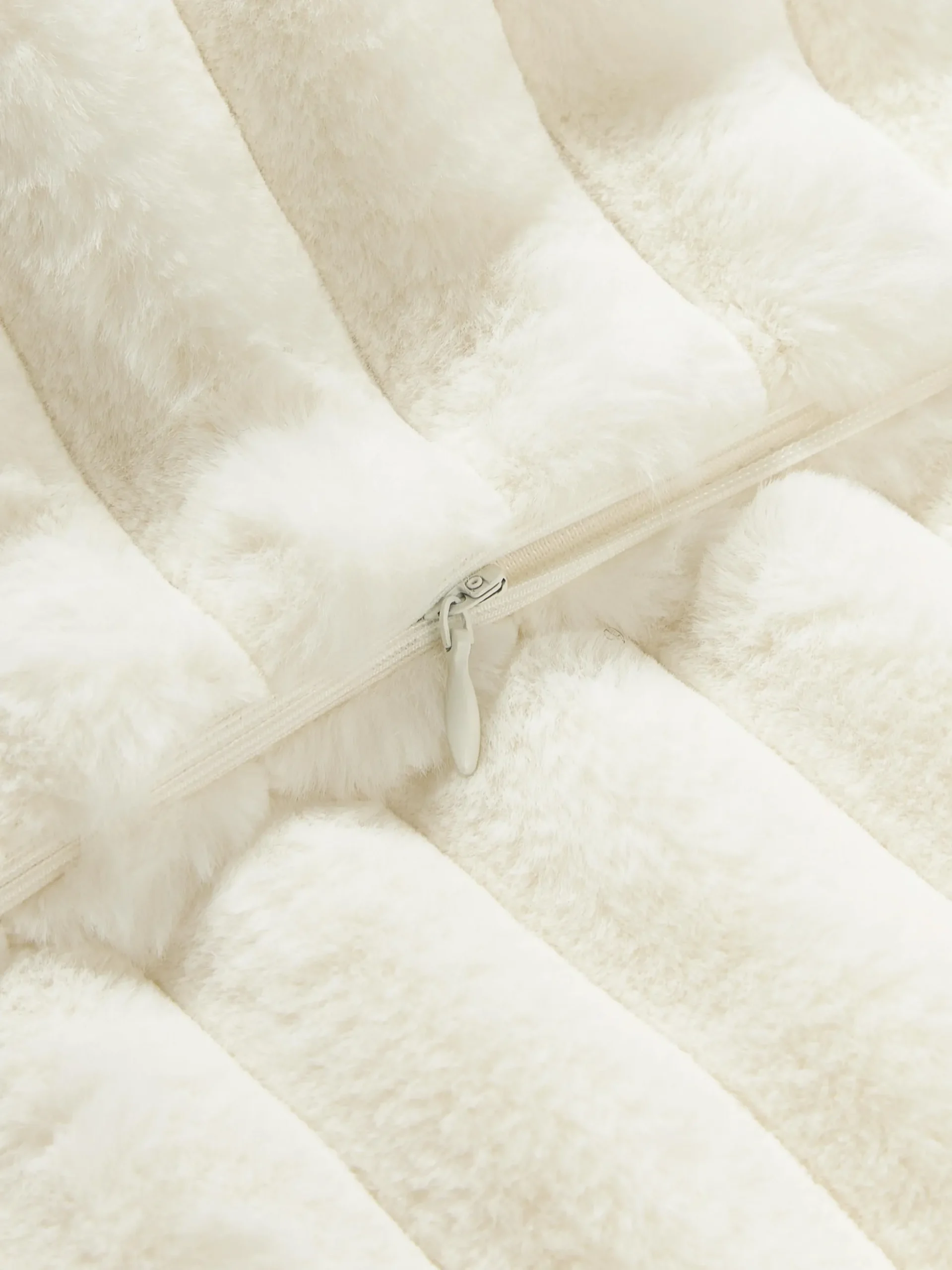 Copricuscino in ecopelliccia Lovey