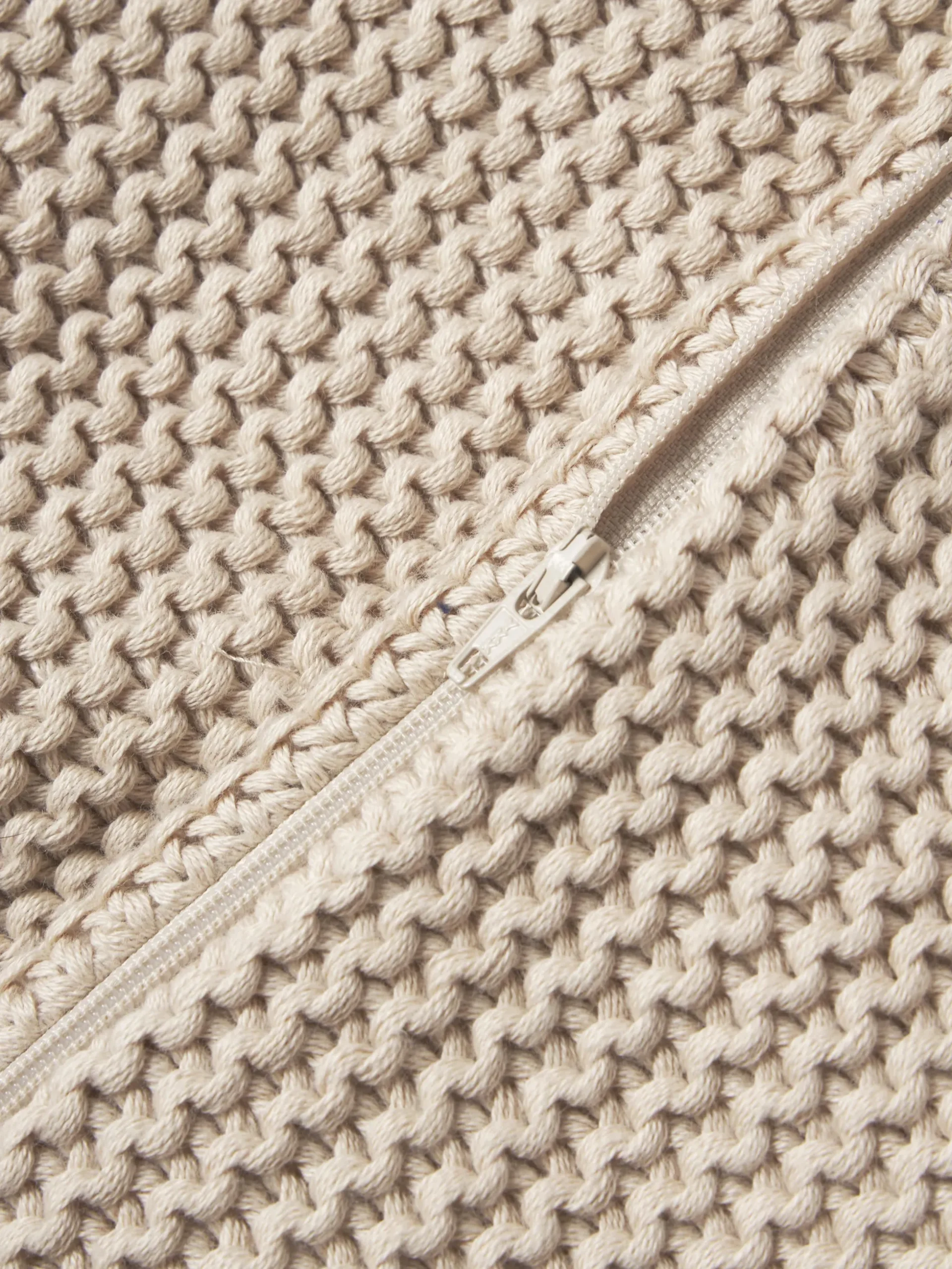 Copricuscino lavorato a maglia in cotone organico Adalyn