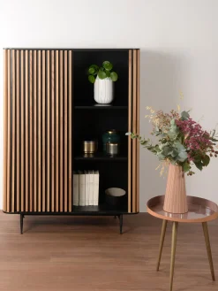 Credenza alta con anta scorrevole e frontale scanalato Linea