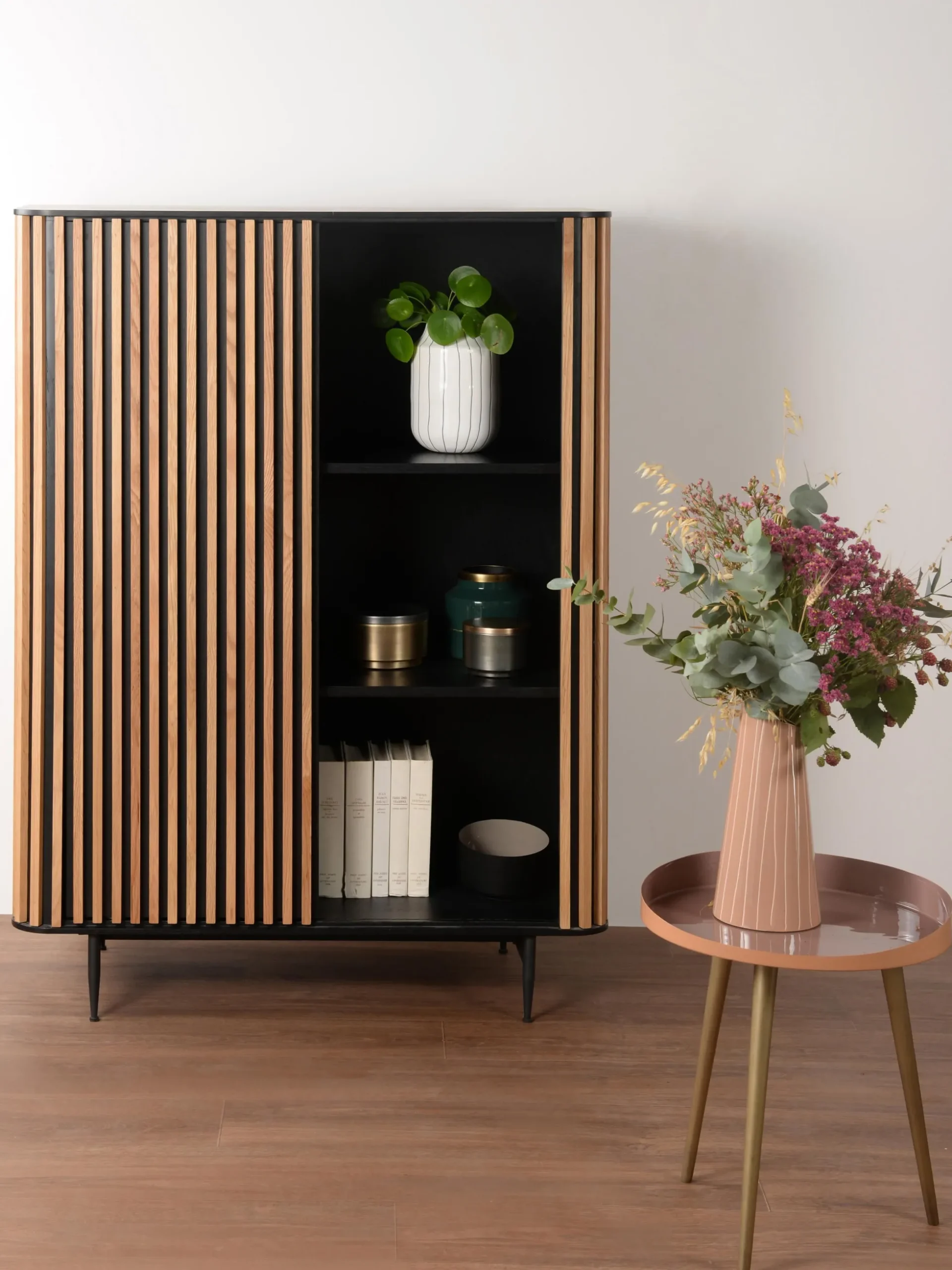 Credenza alta con anta scorrevole e frontale scanalato Linea