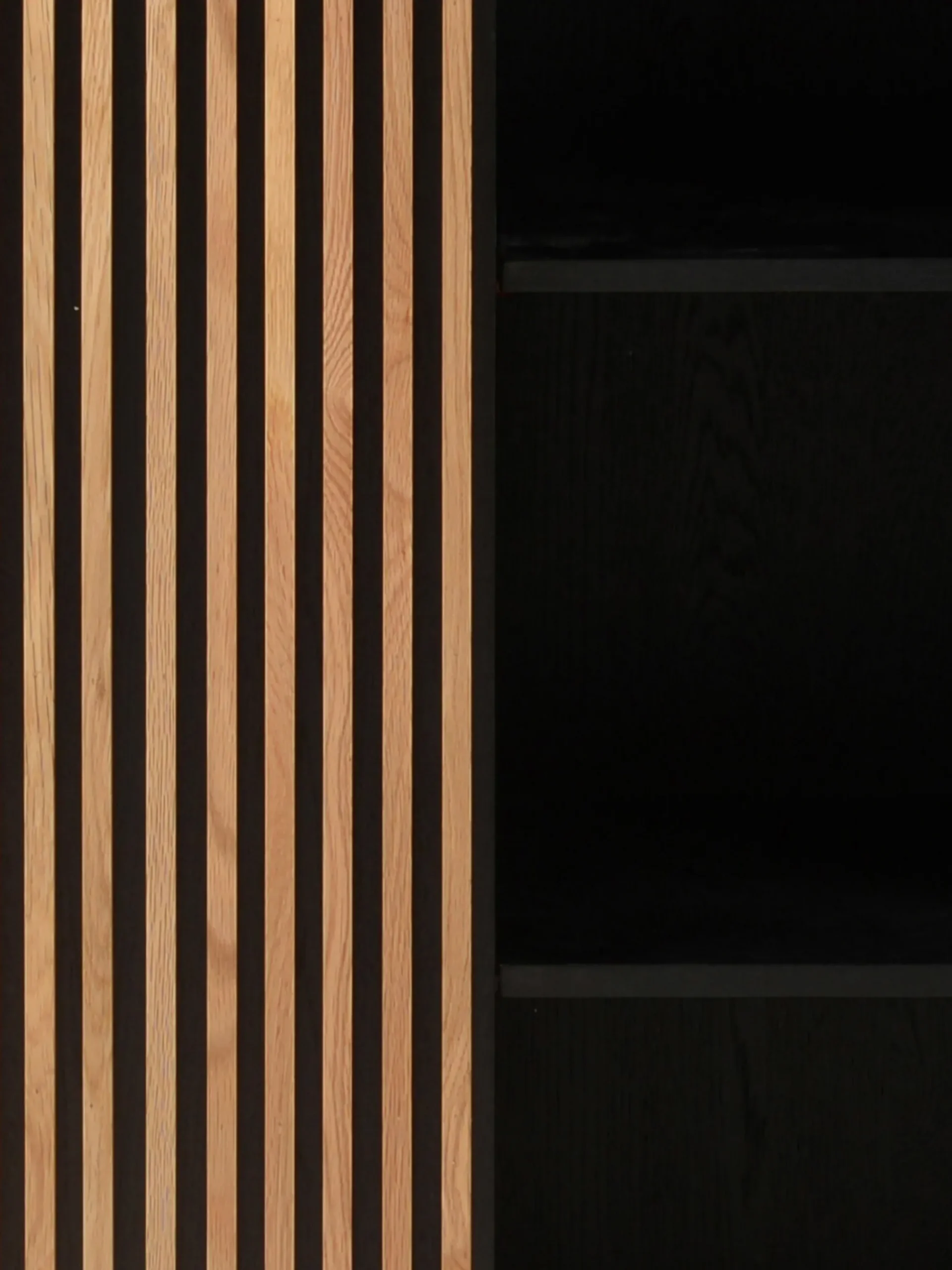 Credenza alta con anta scorrevole e frontale scanalato Linea