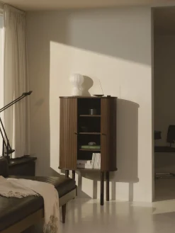 Credenza alta con frontale millerighe Calary