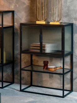 Credenza alta con vetrate scanalate Boli