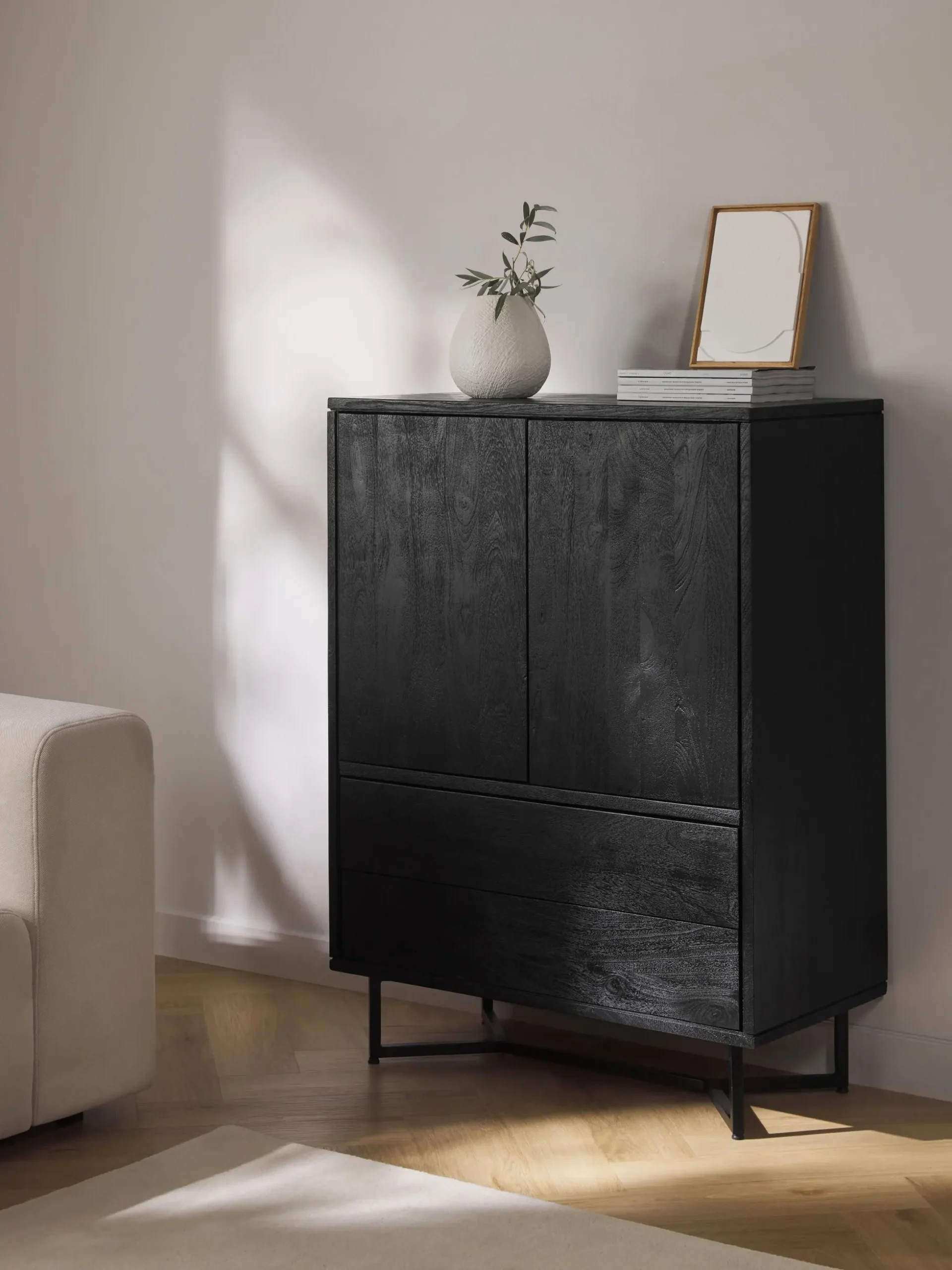 Credenza alta in legno di mango Luca