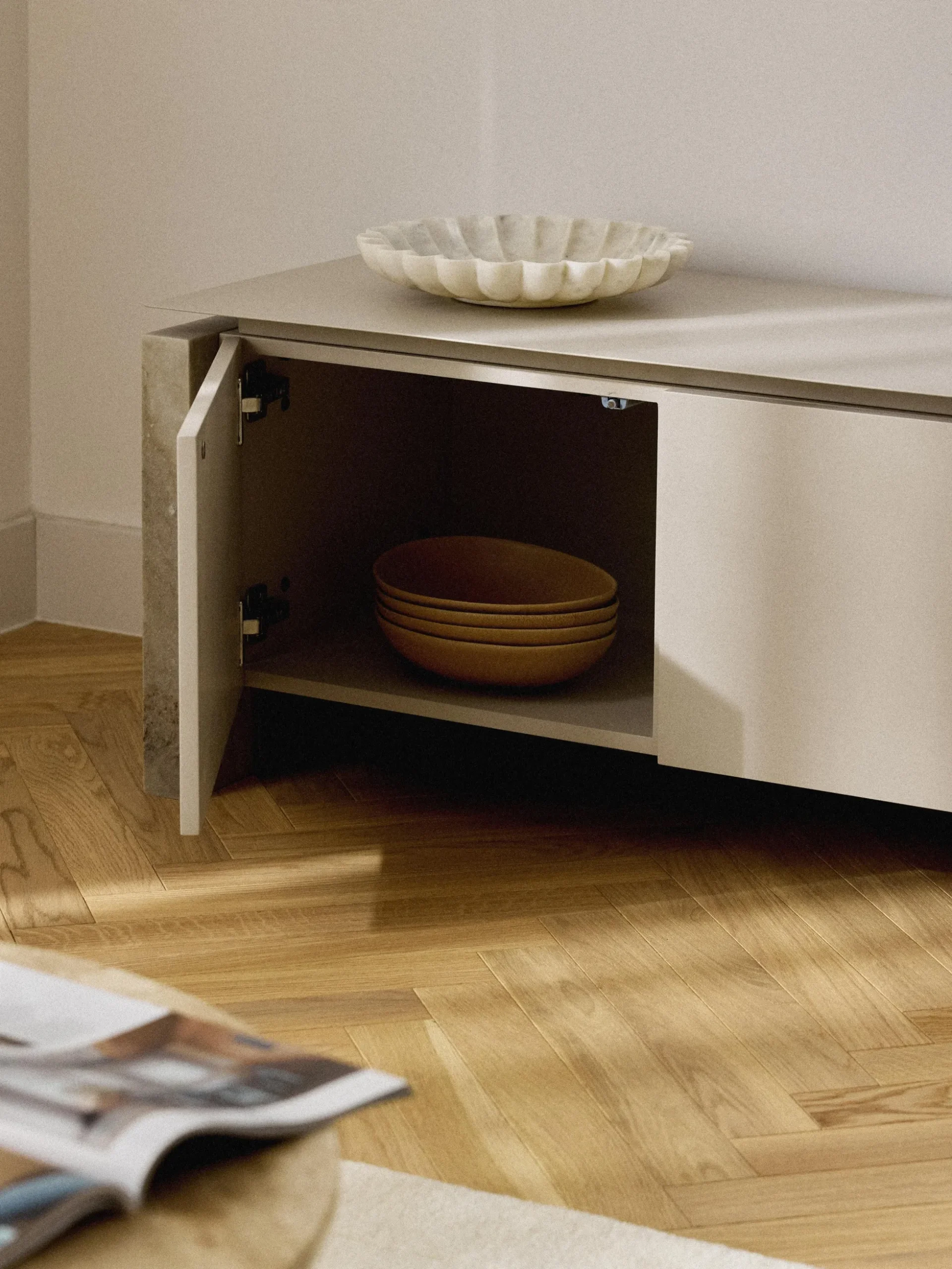 Credenza bassa in marmo e metallo Bruce