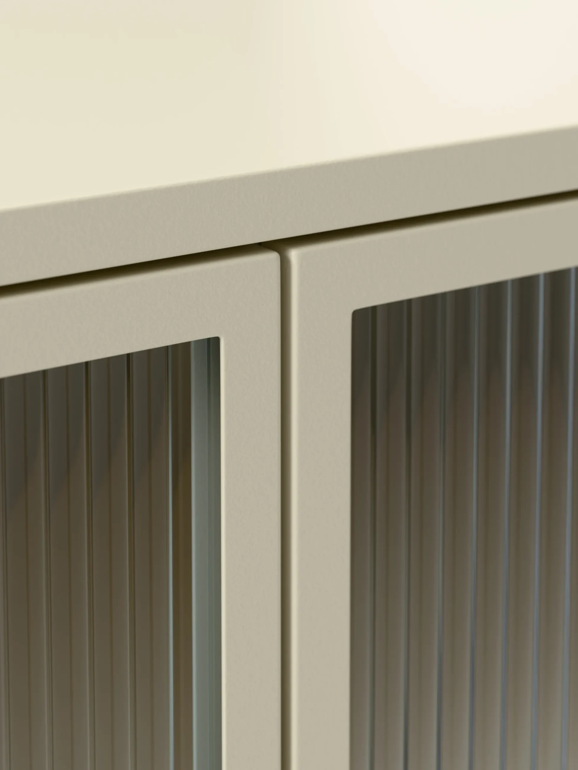Credenza bassa in metallo con frontale in vetro Robyn