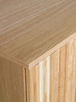 Credenza con frontale in legno di frassino scanalato Avourio