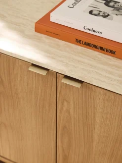 Credenza in legno con angoli arrotondati e piano in travertino Zumi