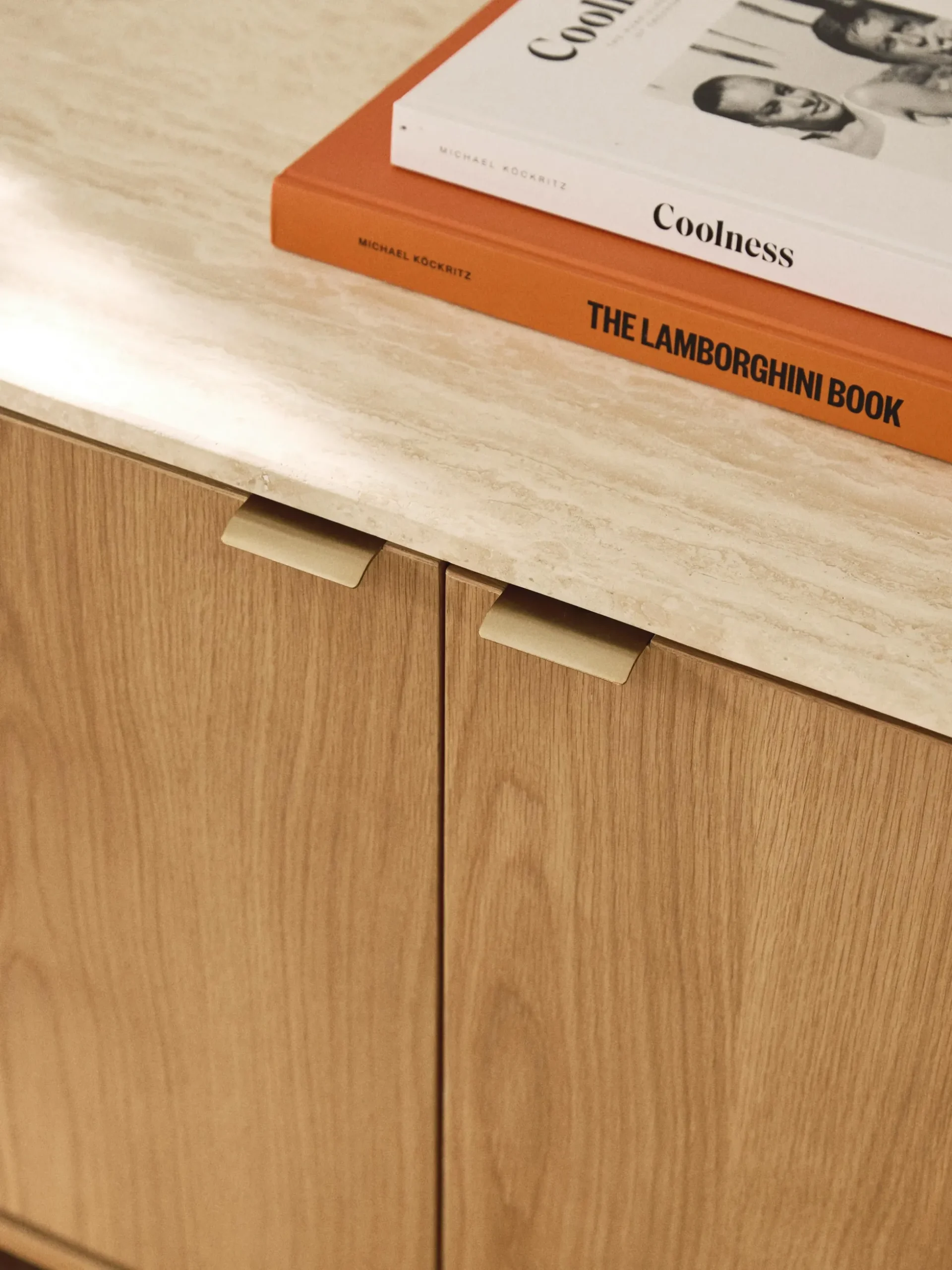 Credenza in legno con angoli arrotondati e piano in travertino Zumi
