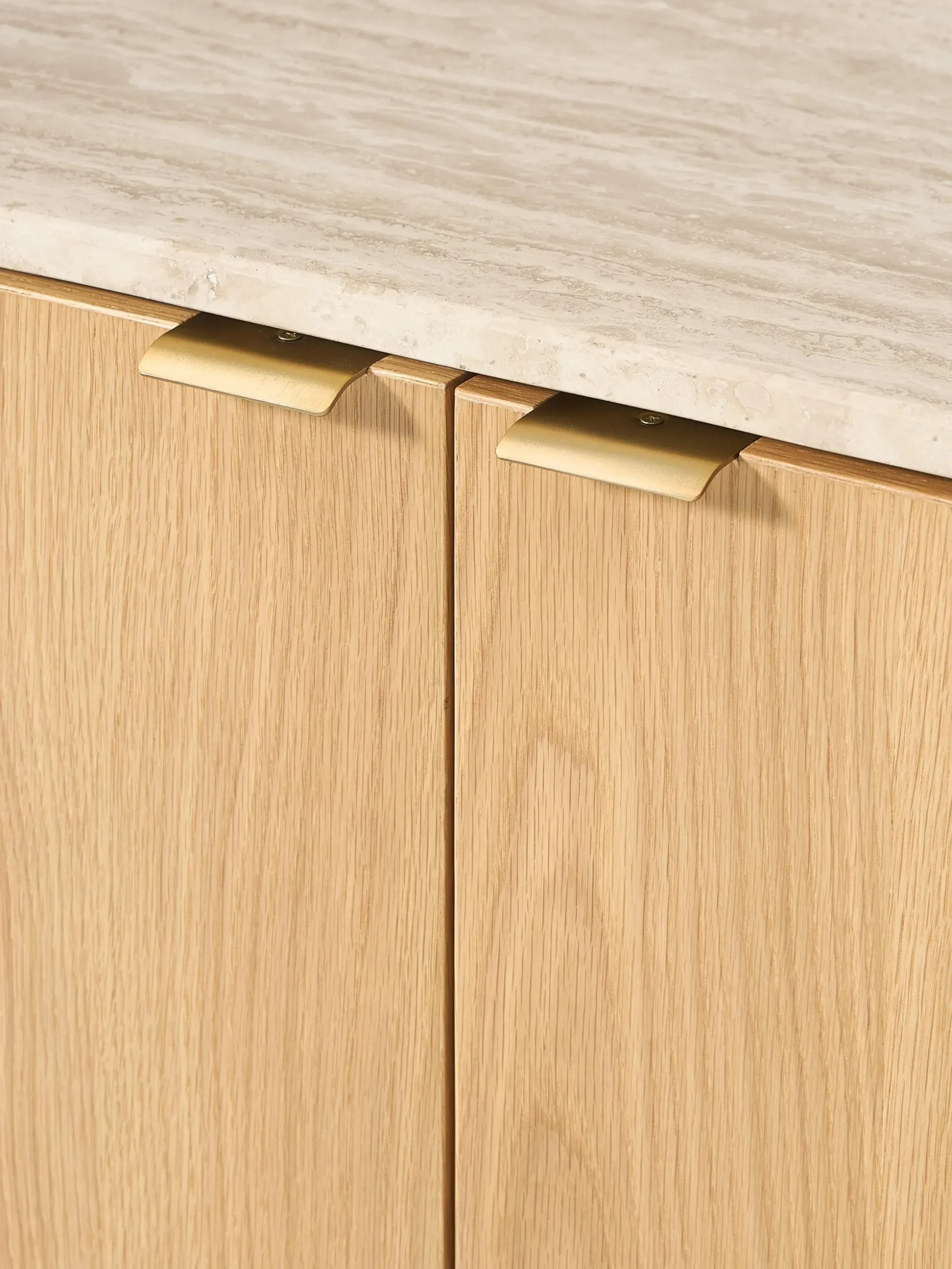Credenza in legno con angoli arrotondati e piano in travertino Zumi