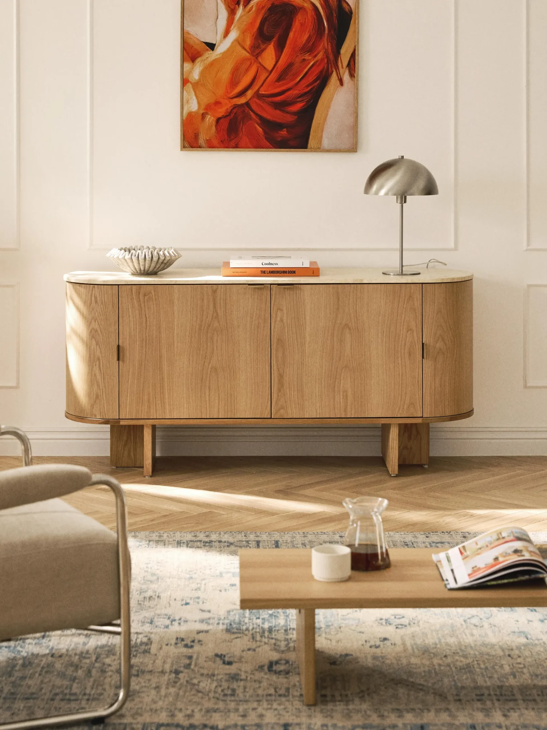 Credenza in legno con angoli arrotondati e piano in travertino Zumi