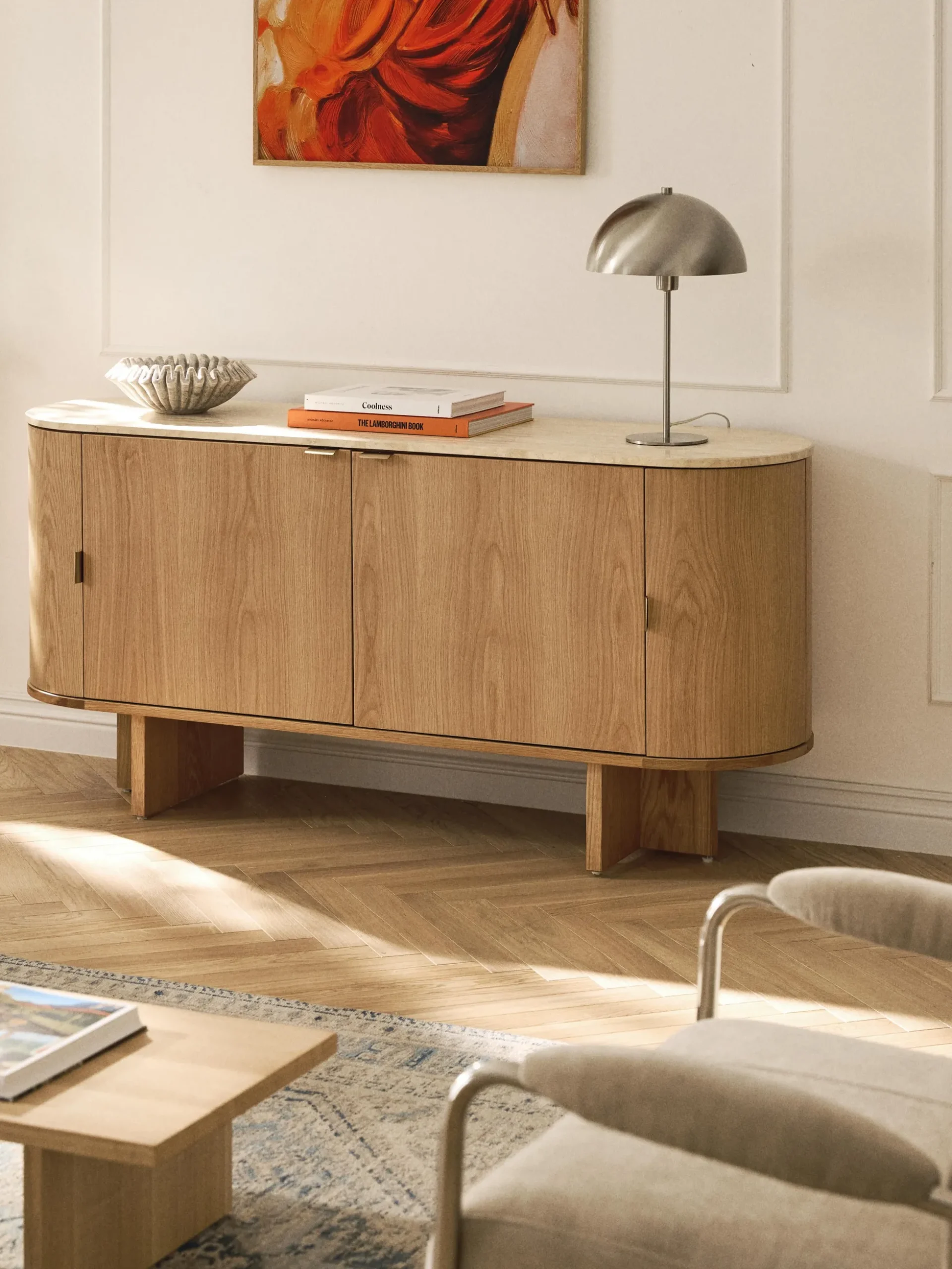 Credenza in legno con angoli arrotondati e piano in travertino Zumi