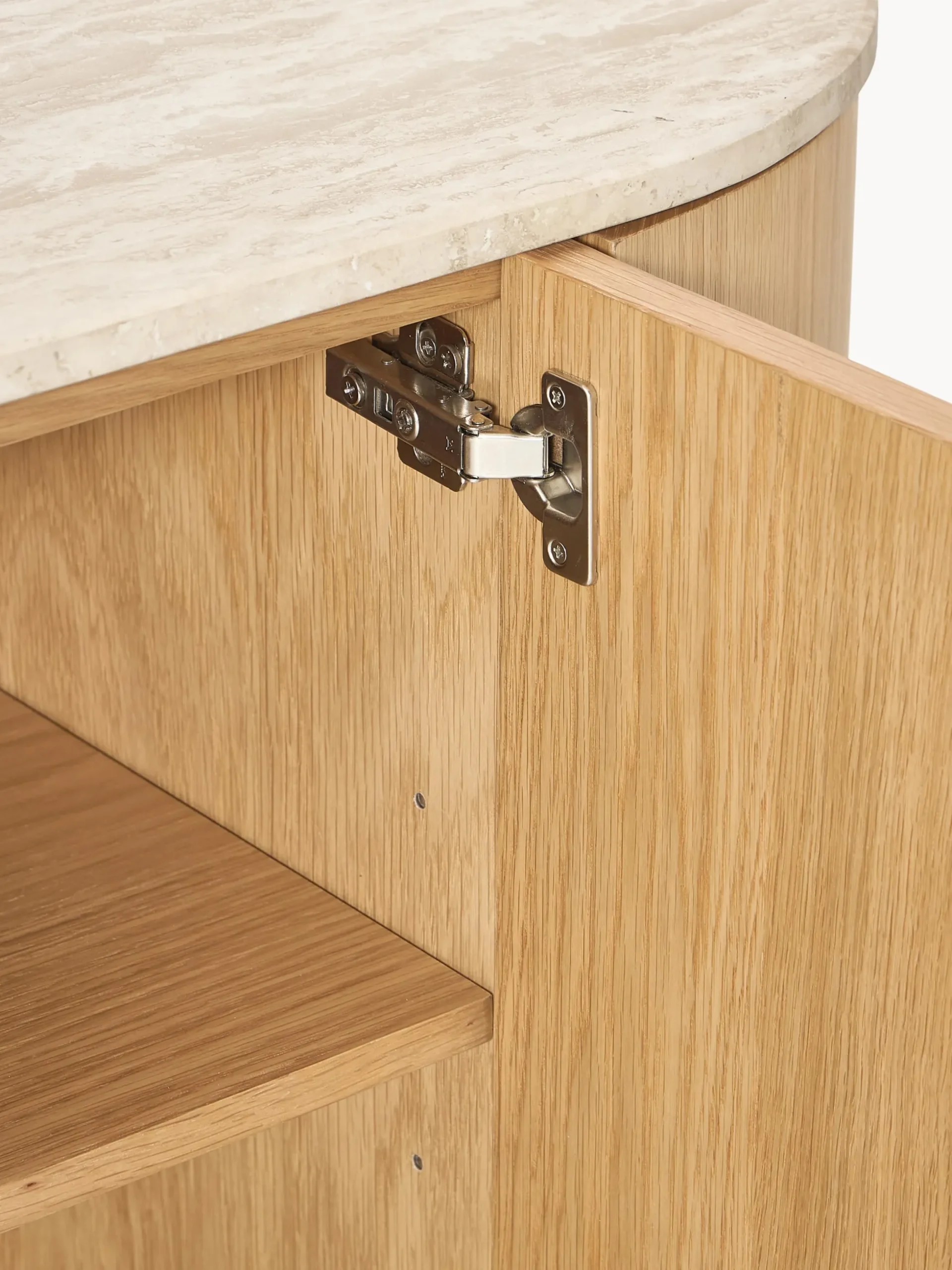 Credenza in legno con angoli arrotondati e piano in travertino Zumi
