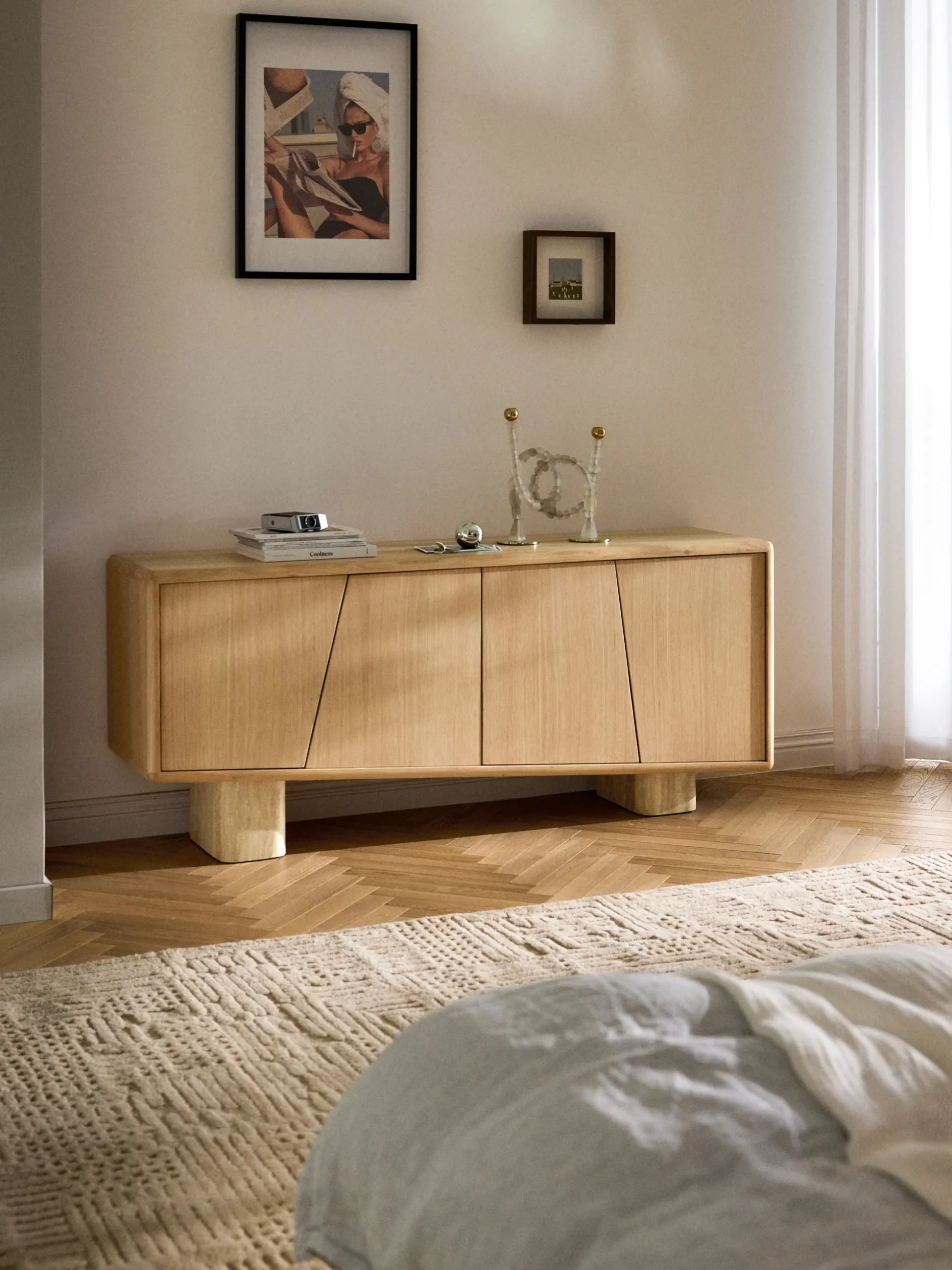 Credenza in legno con gambe in travertino Tundra