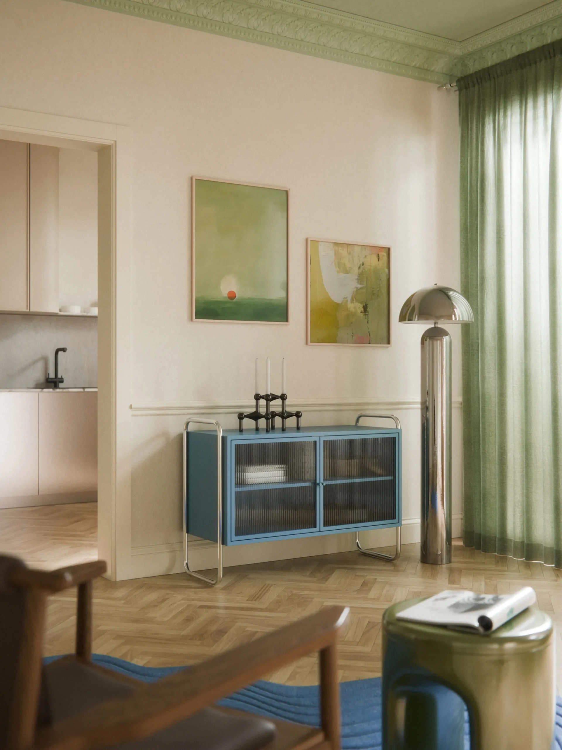 Credenza in metallo con frontale in vetro Robyn