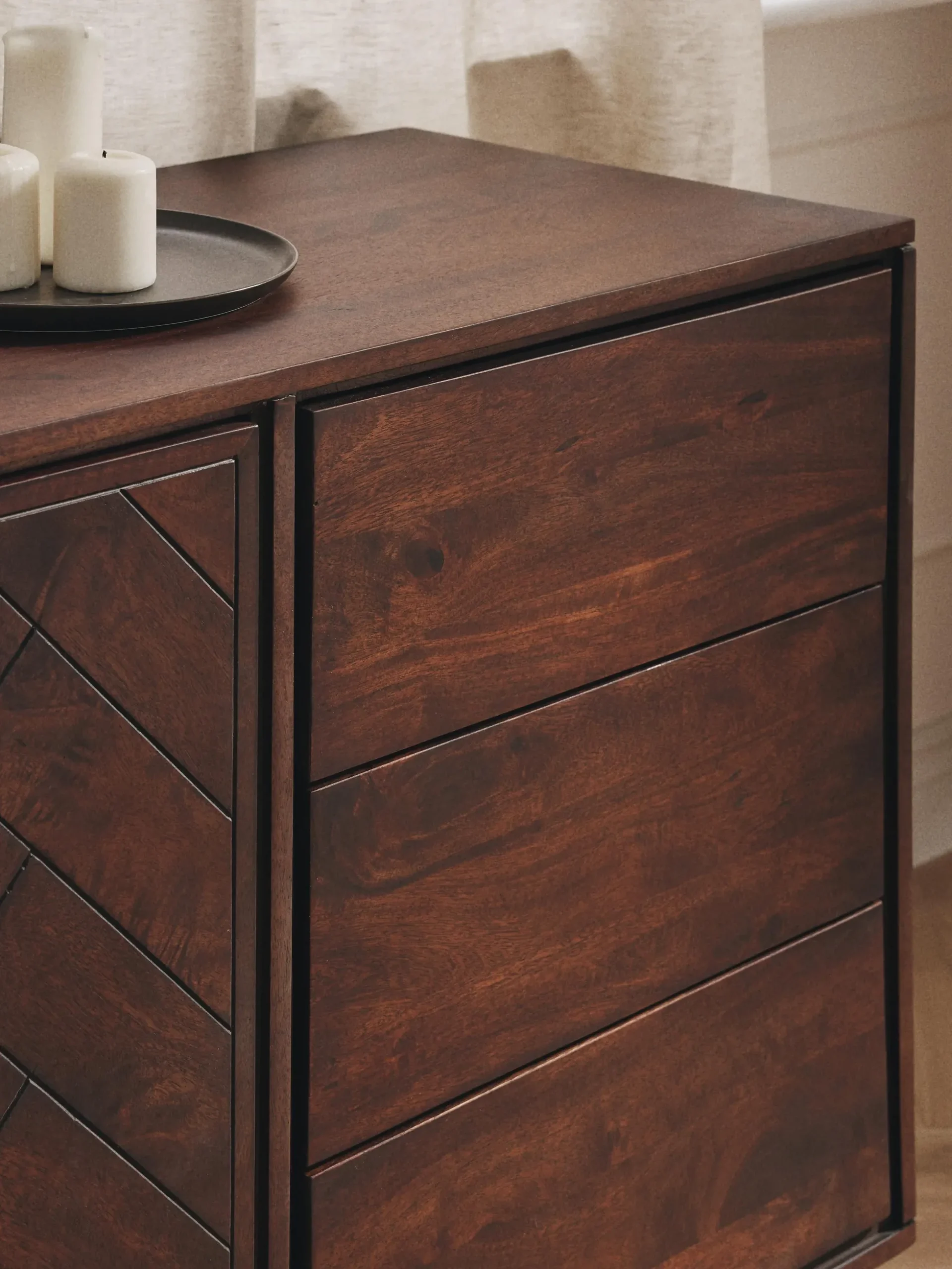 Credenza XL in legno di mango con motivo spina di pesce Luca