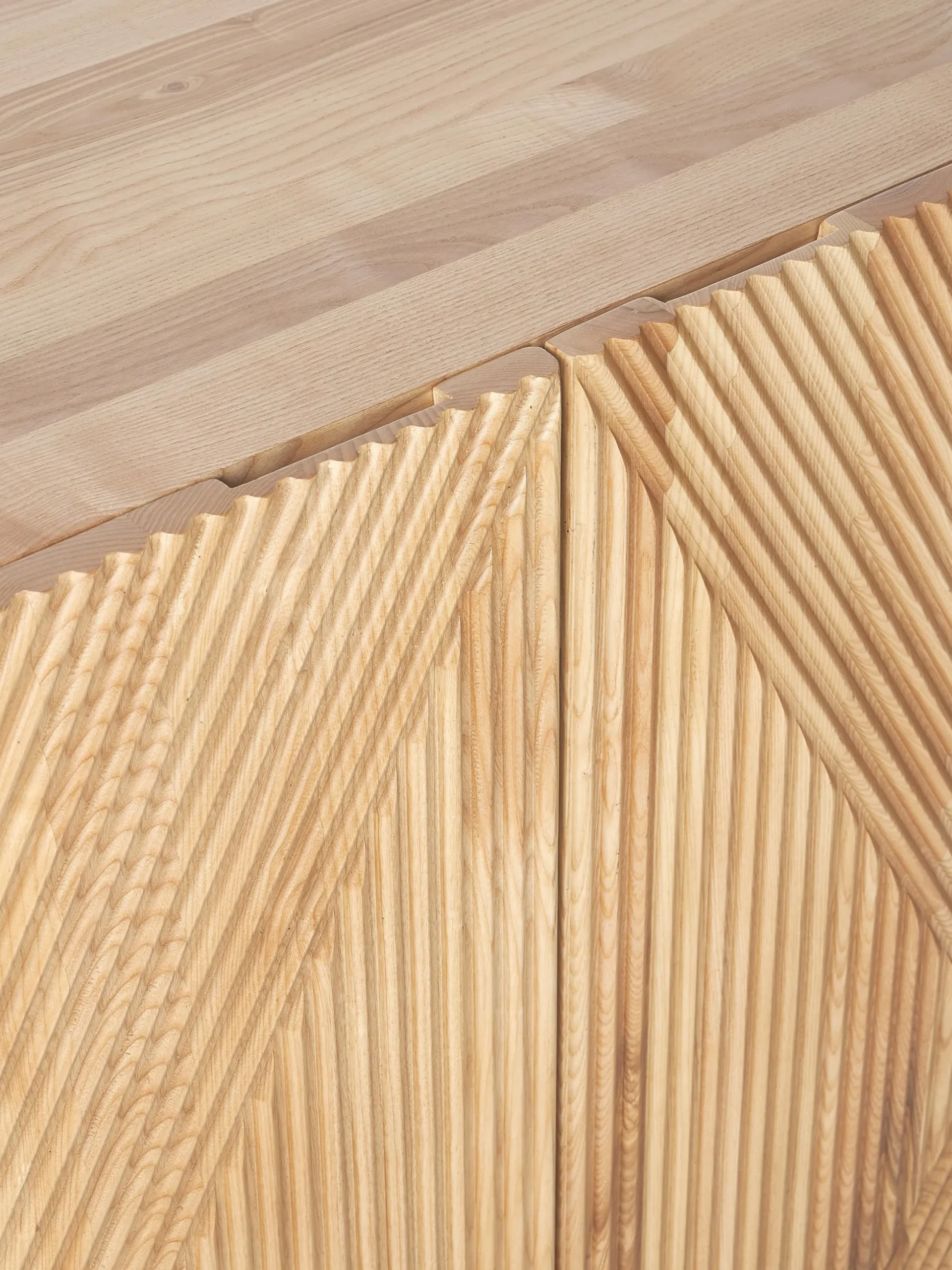 Credenza alta in legno di frassino Louis