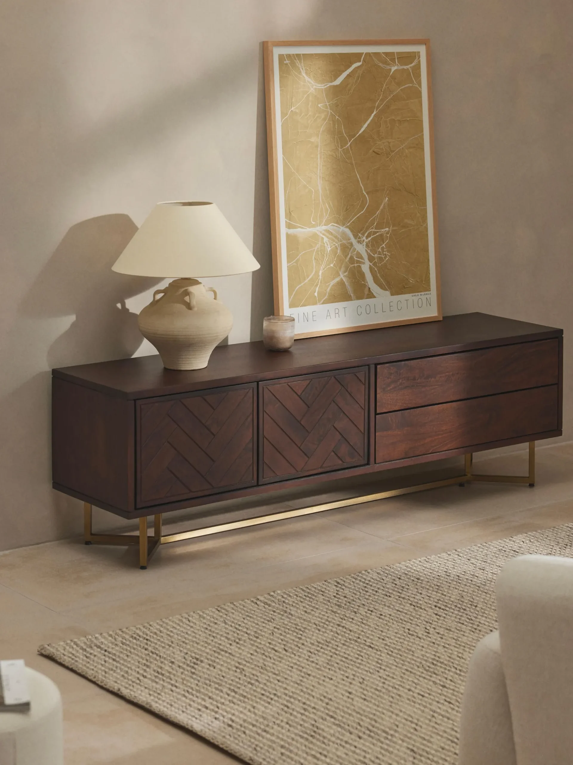 Credenza bassa in legno di mango con motivo a spina di pesce Luca