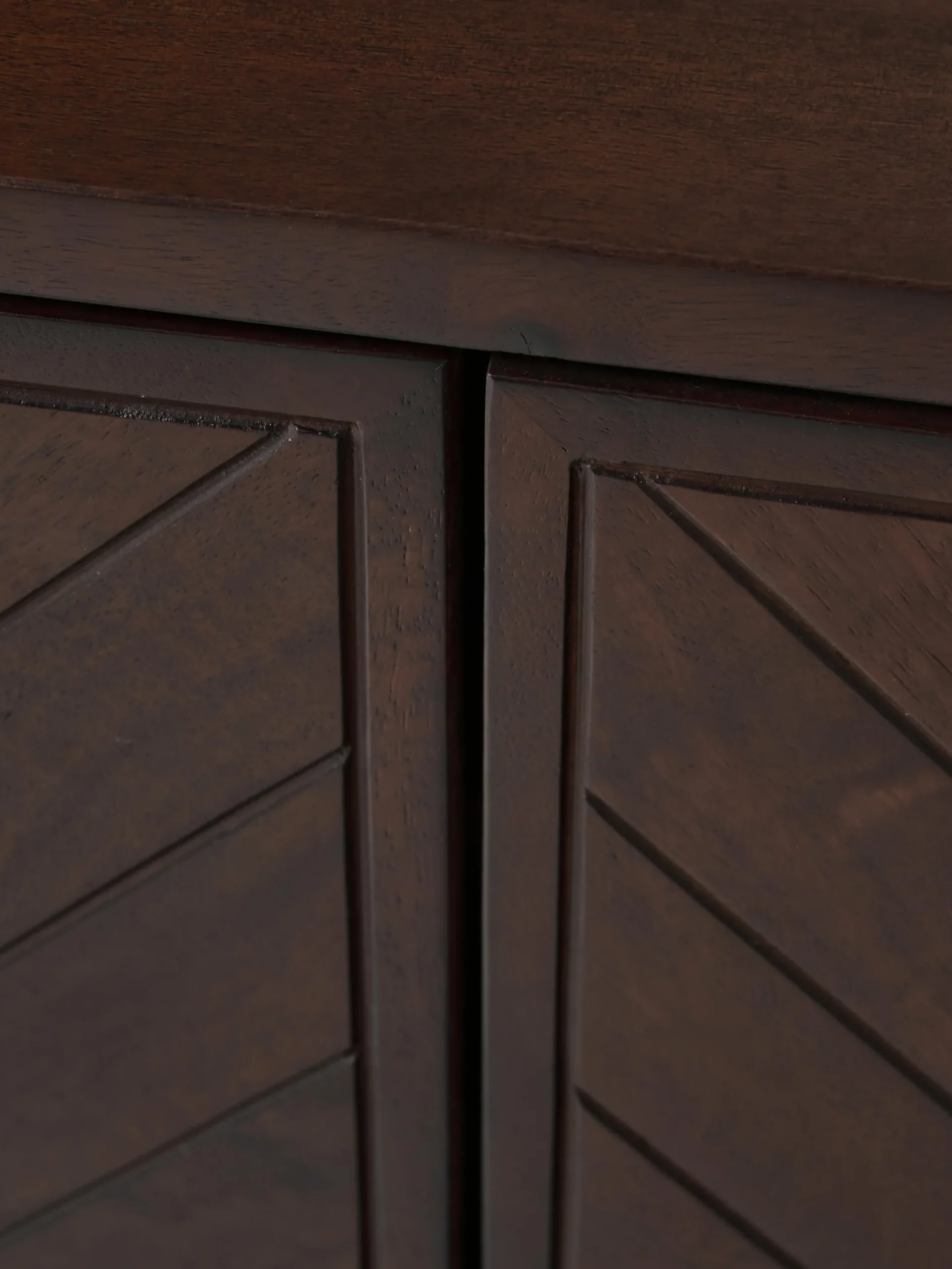 Credenza bassa in legno di mango con motivo a spina di pesce Luca