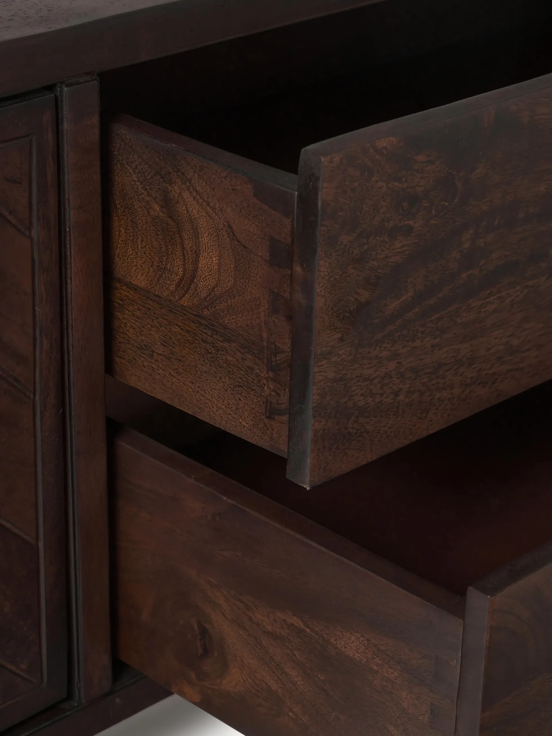 Credenza bassa in legno di mango con motivo a spina di pesce Luca