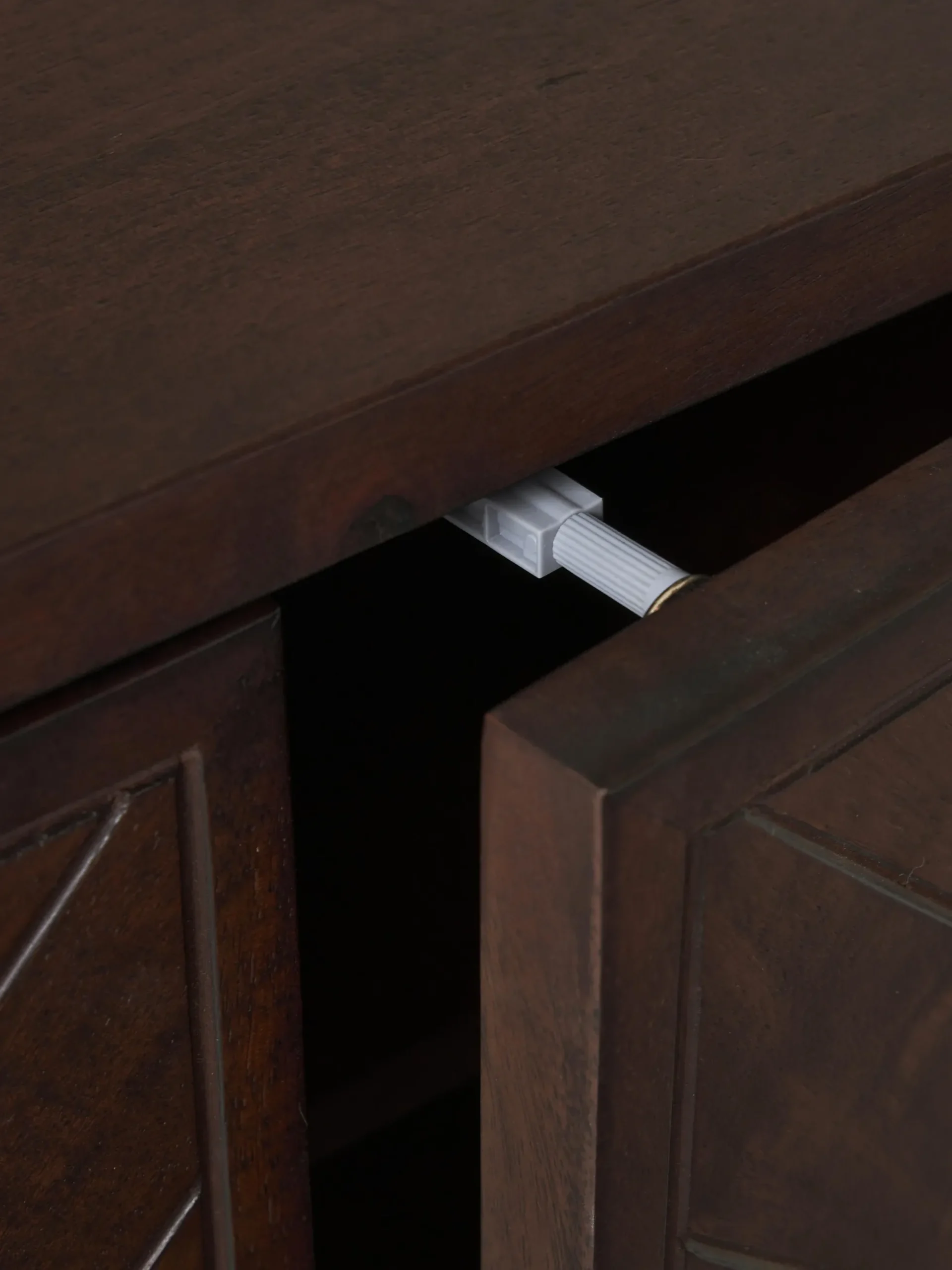 Credenza bassa in legno di mango con motivo a spina di pesce Luca