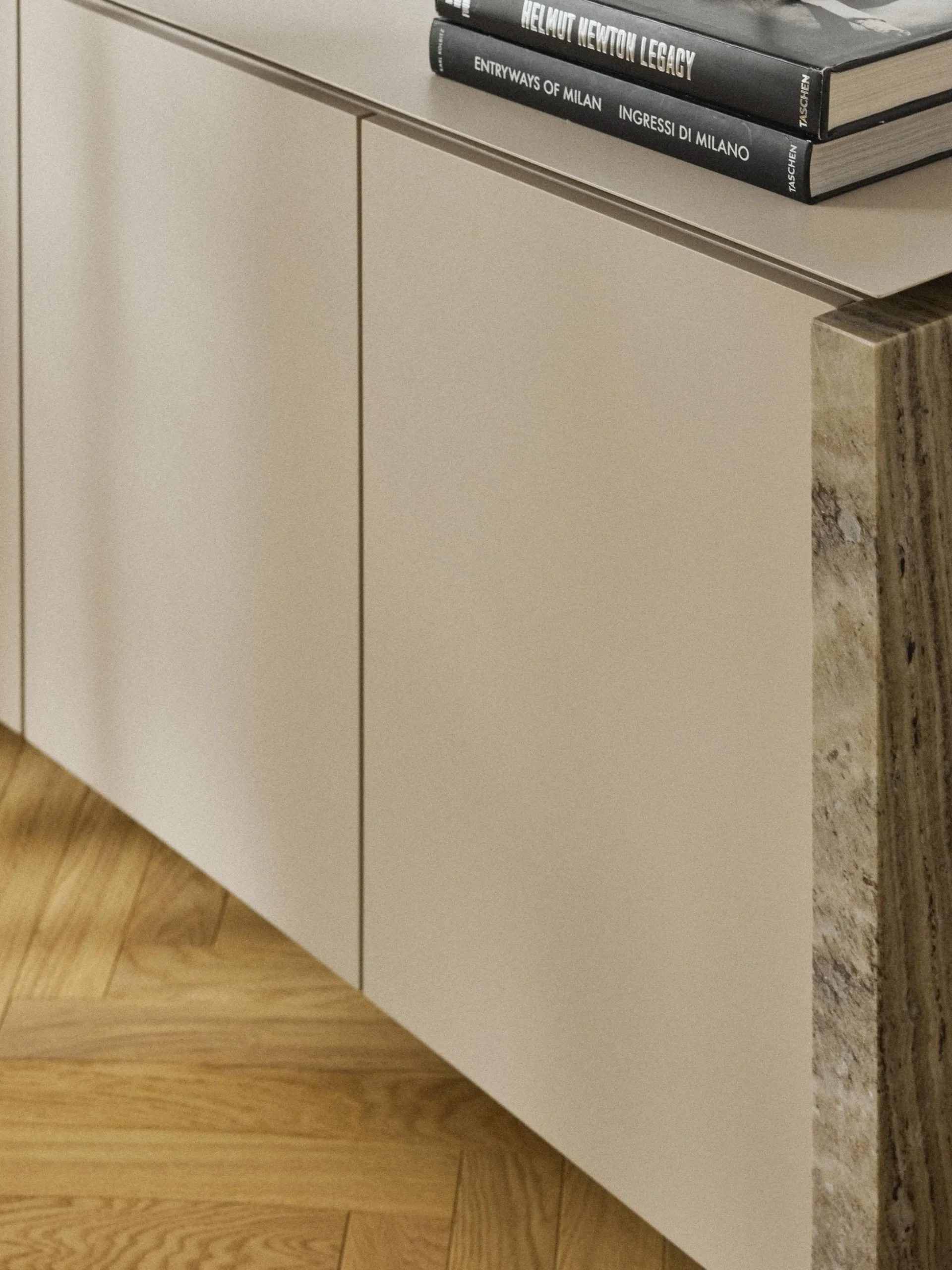 Credenza con gambe in marmo Bruce