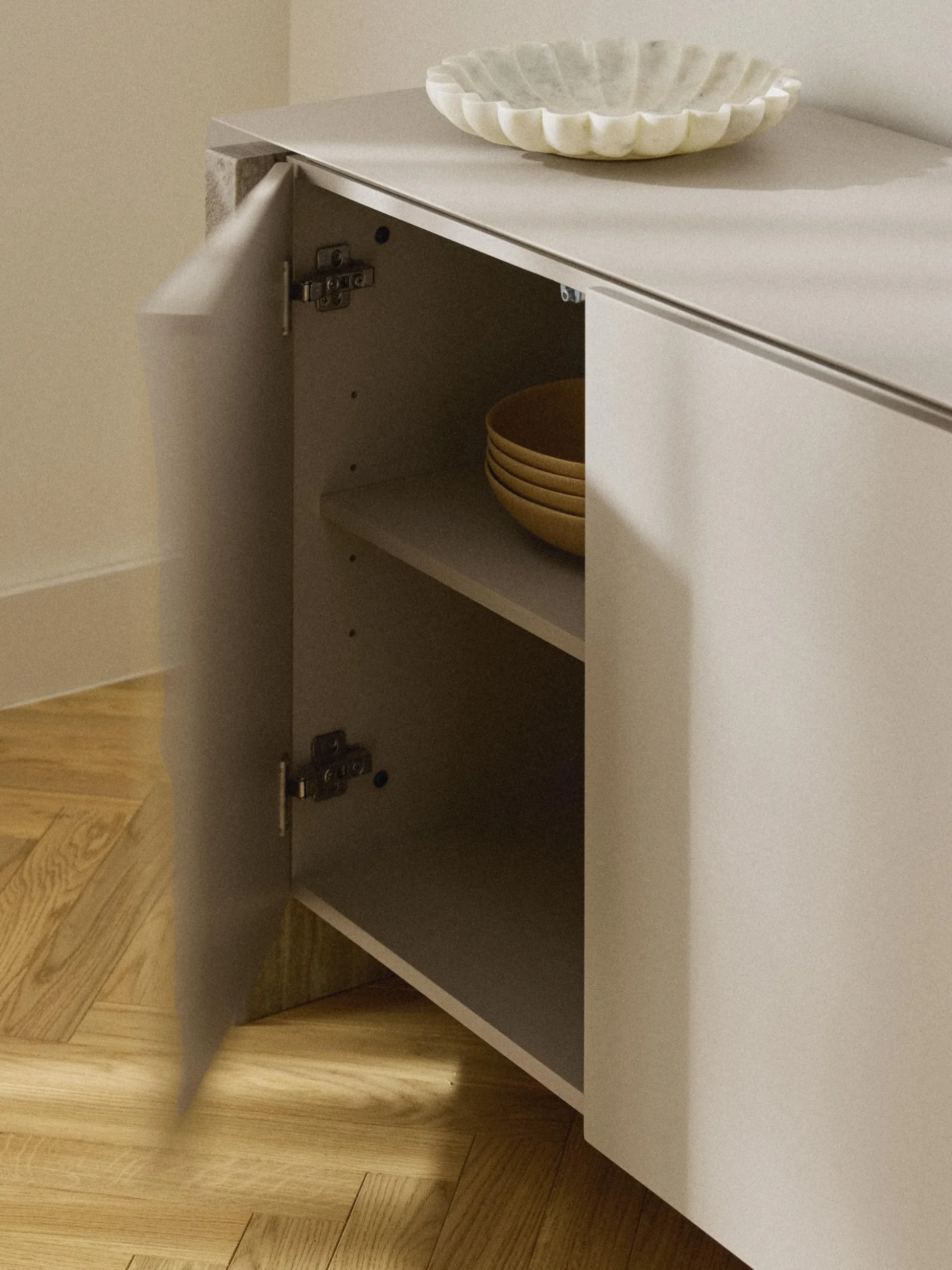 Credenza con gambe in marmo Bruce