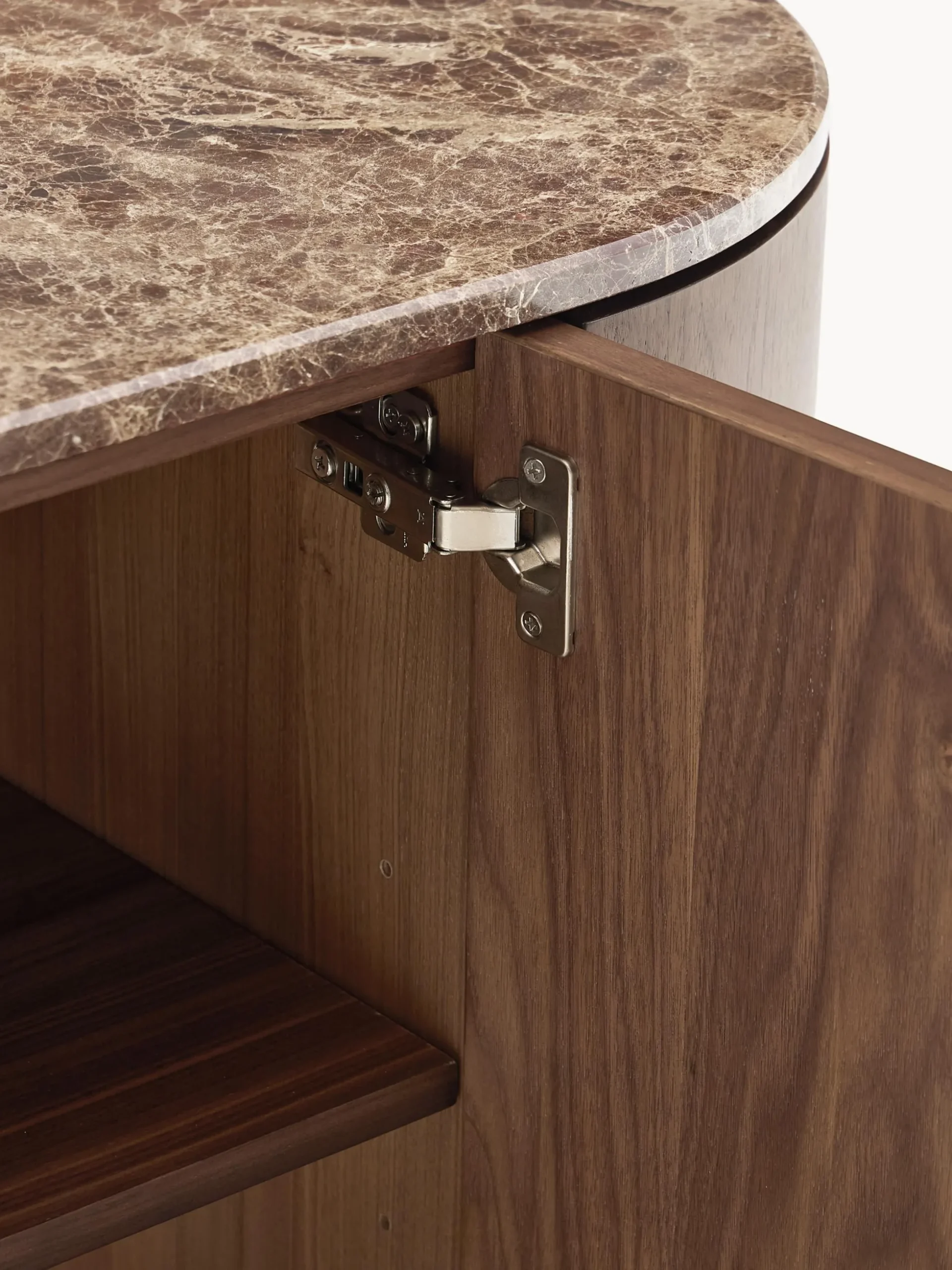 Credenza in legno con angoli arrotondati e piano in marmo Zumi
