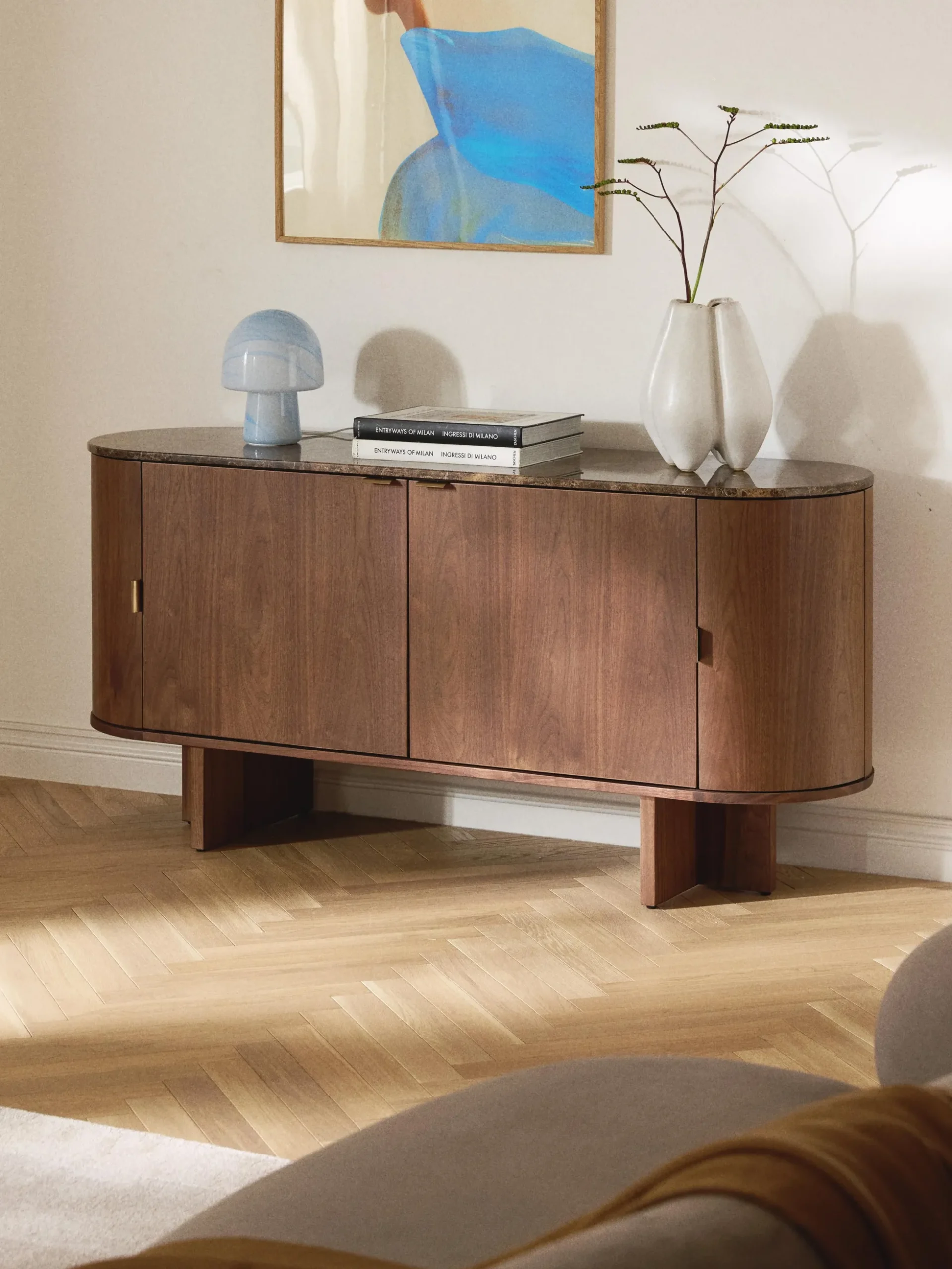Credenza in legno con angoli arrotondati e piano in marmo Zumi