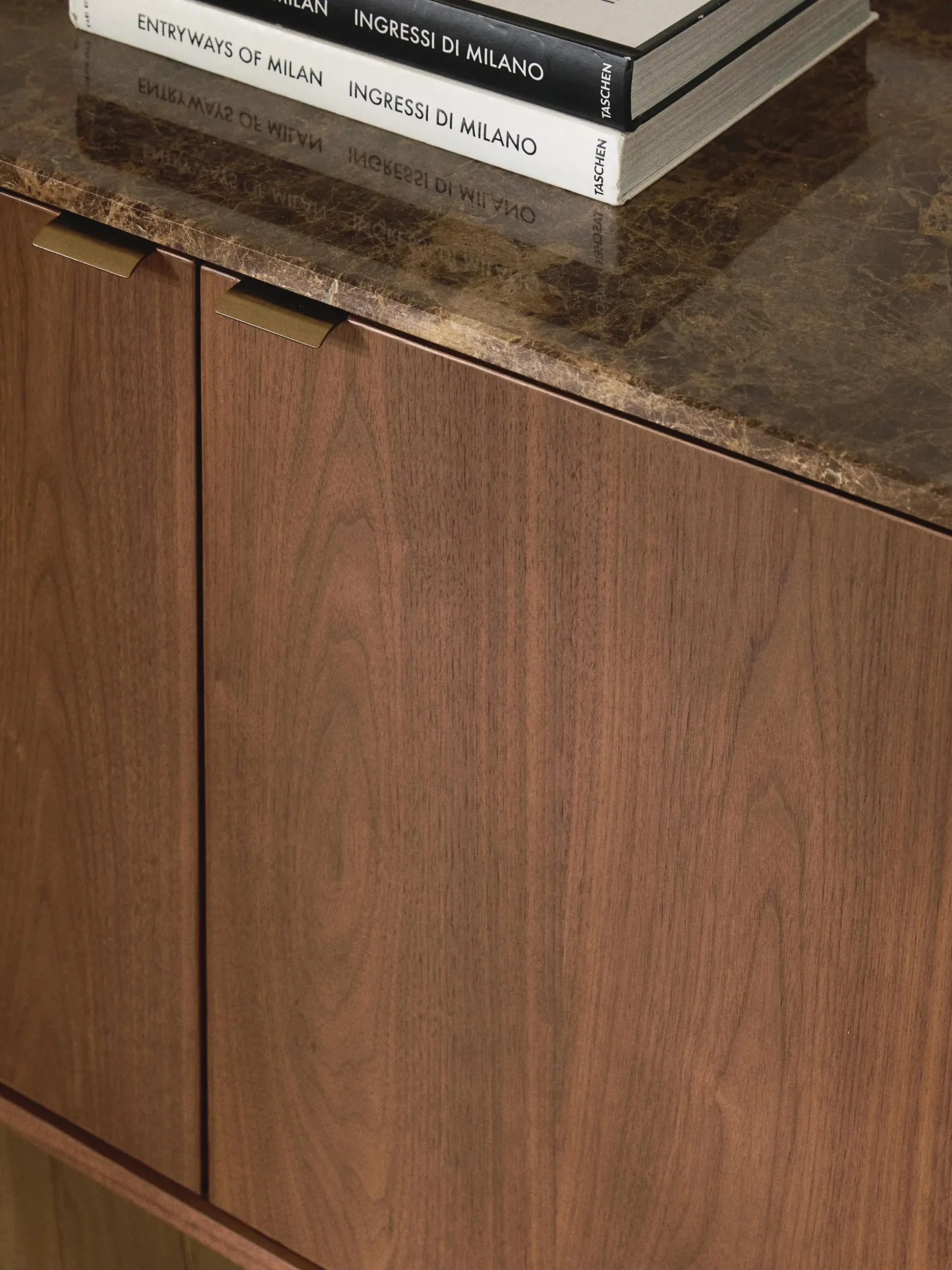Credenza in legno con angoli arrotondati e piano in marmo Zumi