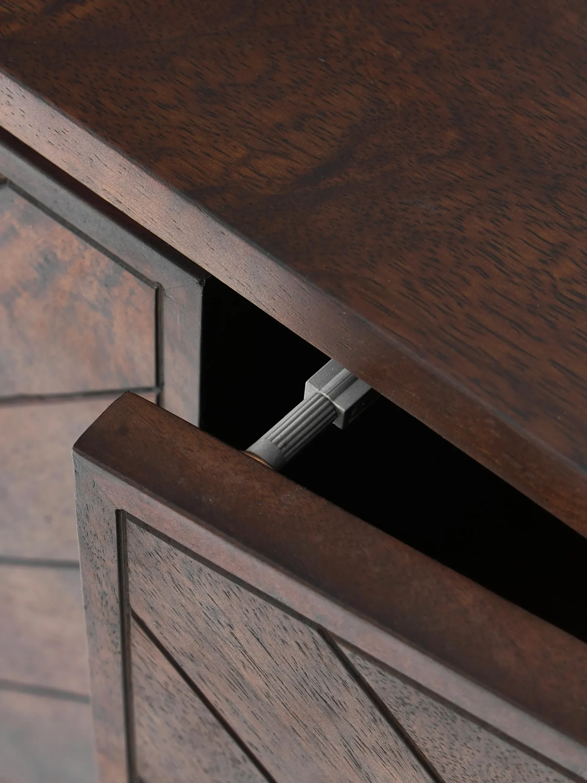 Credenza in legno di mango con motivo spina di pesce Luca