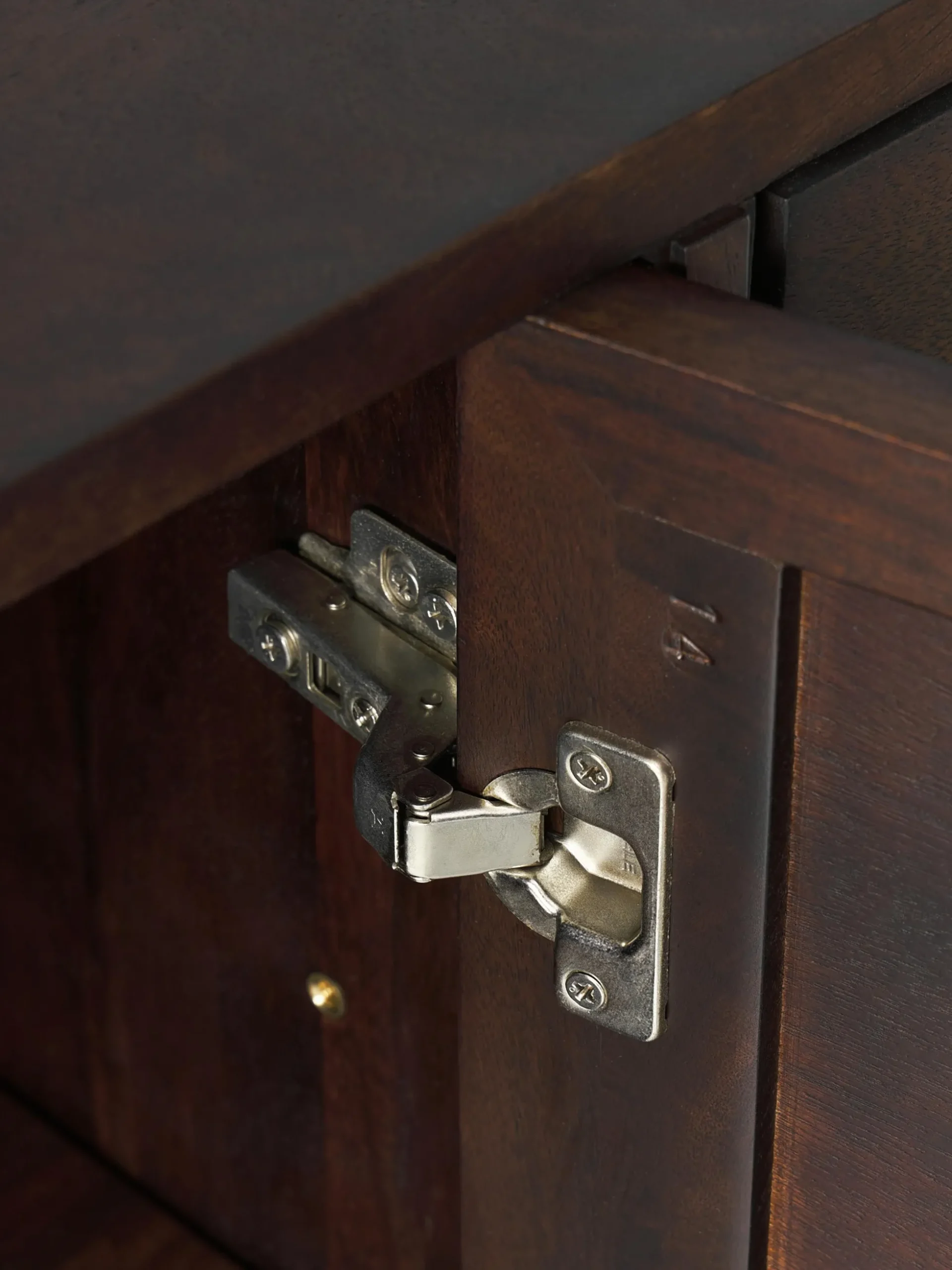 Credenza in legno di mango con motivo spina di pesce Luca